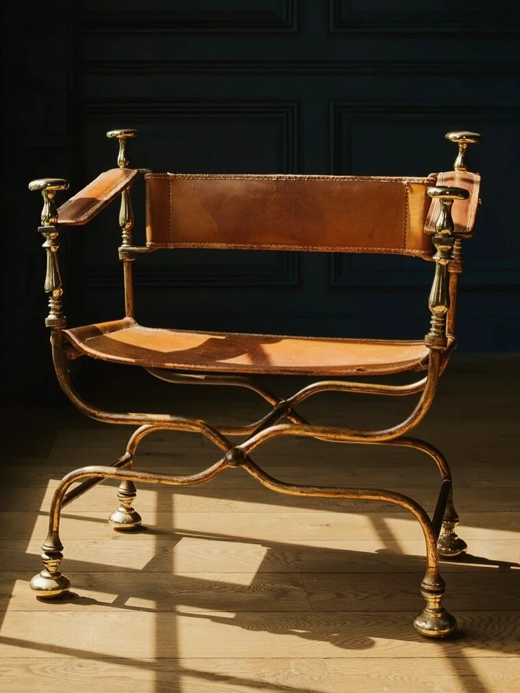 an autumn palette of rich leather, warm brass and timeless italian design. 🍂

a striking pair of mid-century italian savonarola chairs, defined by their sculptural curule frames and beautifully patinated leather. an understated statement in any cons