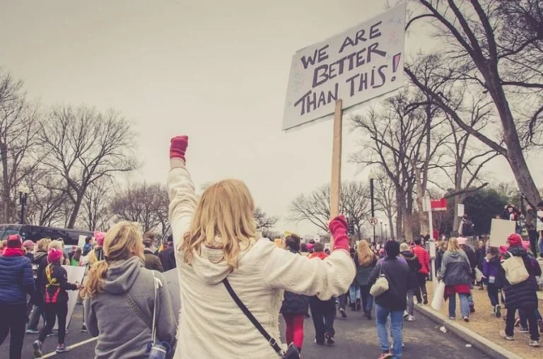 Η κοινωνία των ΗΠΑ σε αναταραχή. Τι περιμένουμε από τις εκλογές;