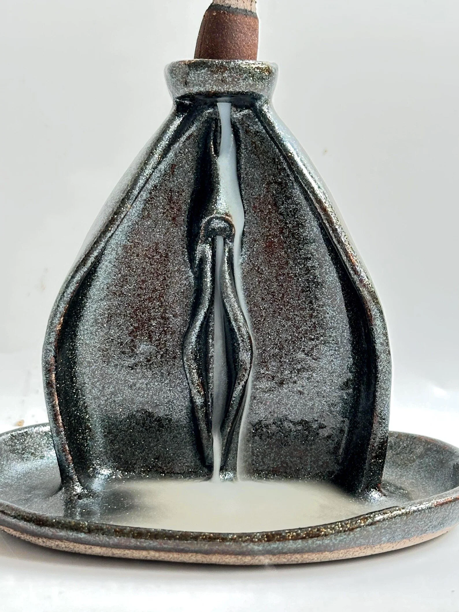 	Vulva Wasserfall Räucherkegelhalter - Backflow Incense Burner Handgemachte feministische Keramik. Yoni Altar Deko Vagina gift glitzernd