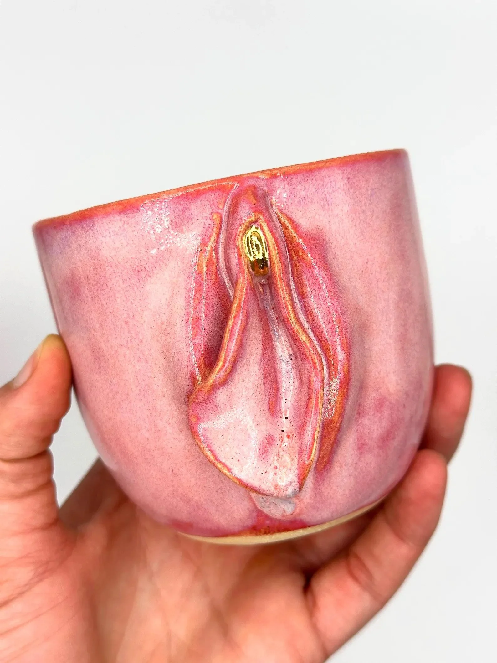 	
Vulva Keramiktasse 250ml handgemacht mit Goldener Klitoris. Pink/ Rot Feministischer Vagina Kaffeebecher -Queer Flinta birthday or Xmas gift