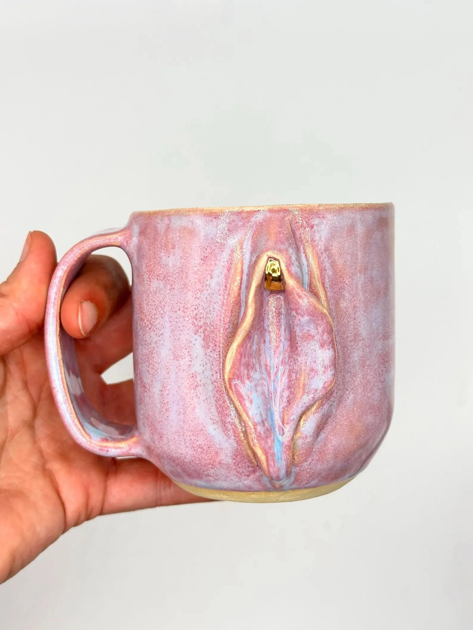 Vulva Tasse 350 ml handgemacht mit gold Klitoris aus Keramik - Feministische Kunst - Statement Vagina Kaffeebecher Queeres Geschenk - rosa