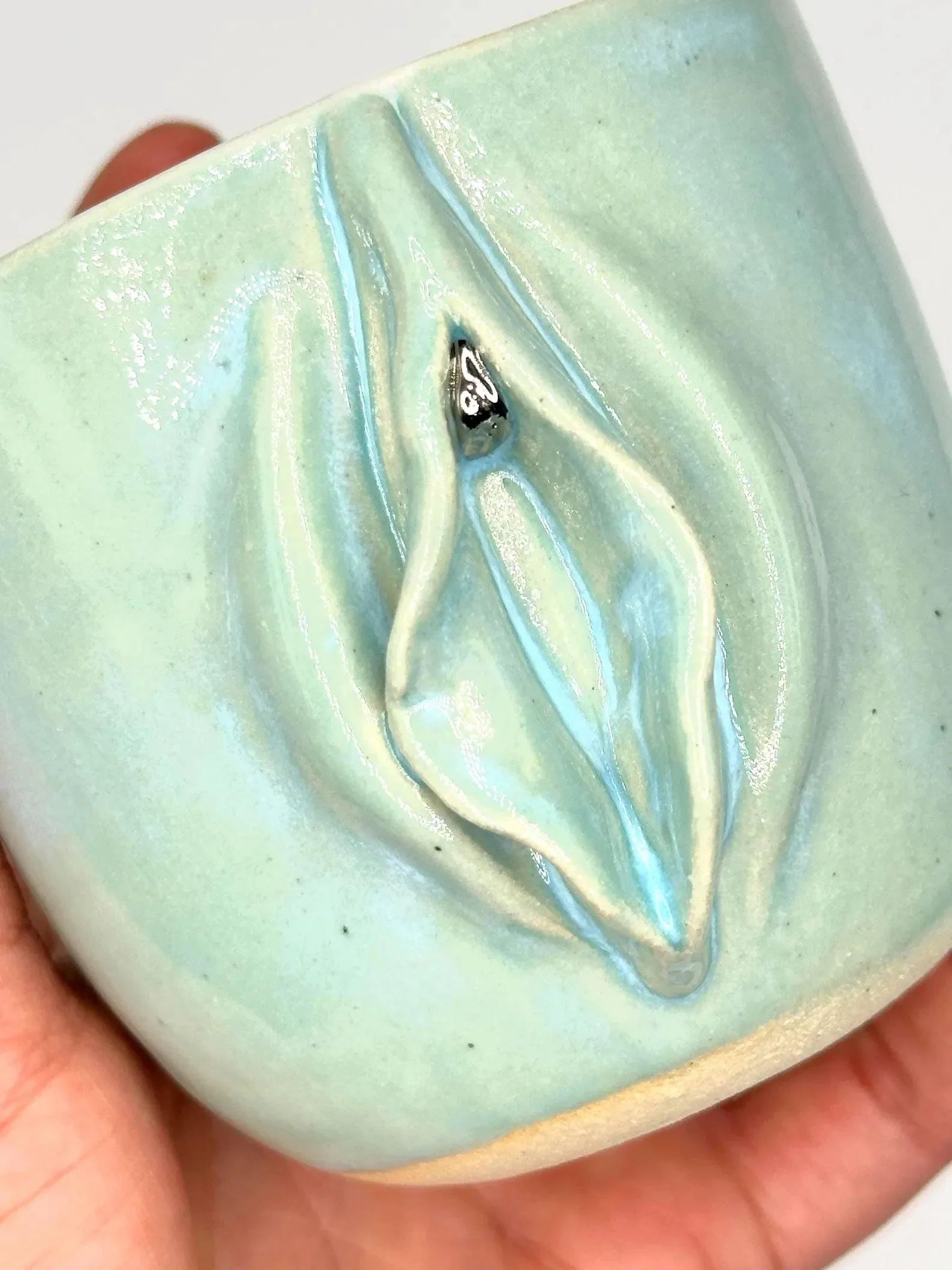 Vulva Keramiktasse mit Platin Silber 250ml handgemacht. hellblau Feministische Kunst Vagina Kaffeebecher Statement Mug -Queer bday gift