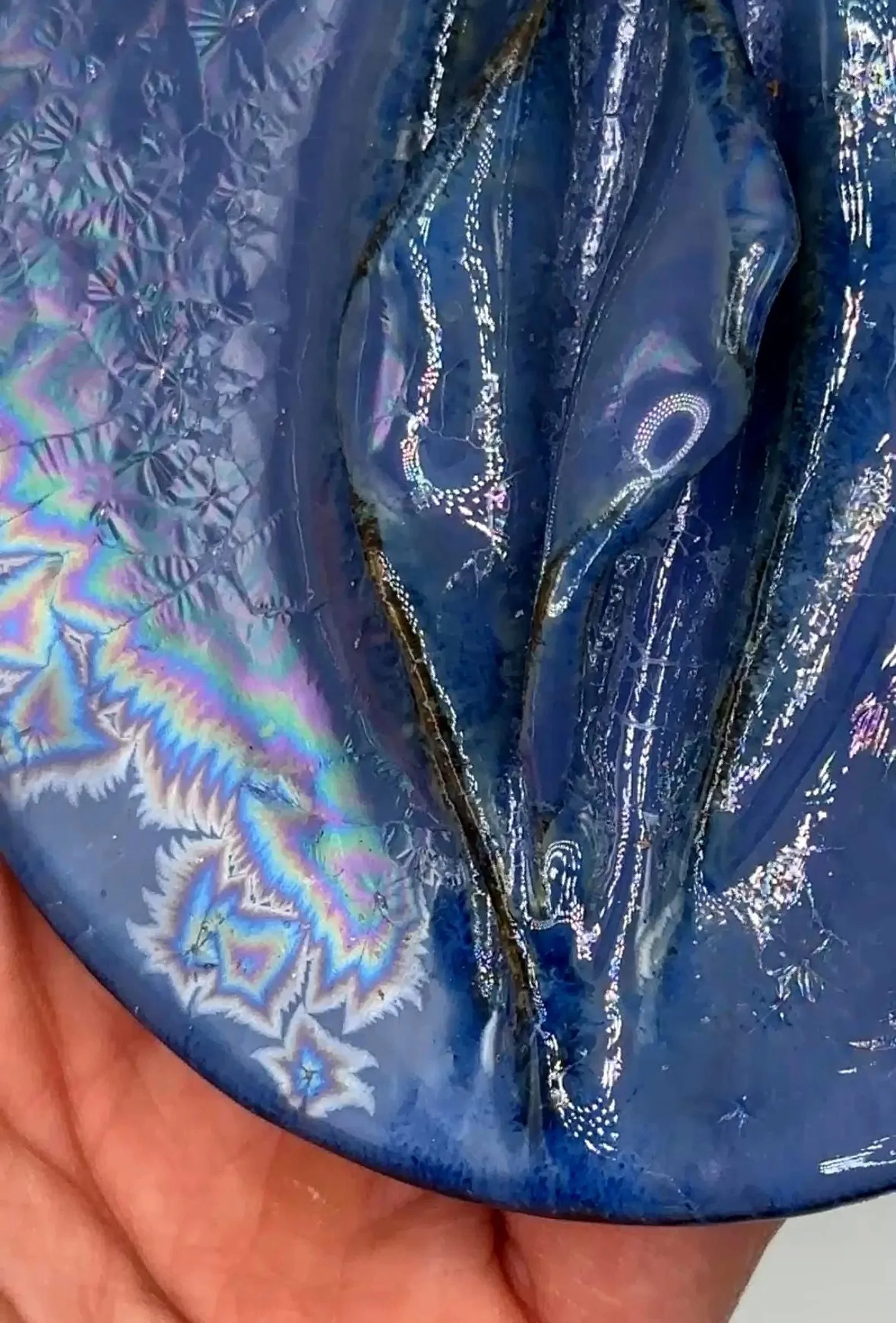 Vulva Räucherstäbchenhalter Blau Handgemachte Keramik, Vagina Feminismus Deko, feministisches Weihnachtsgeschenk Regenbogen Kristall
