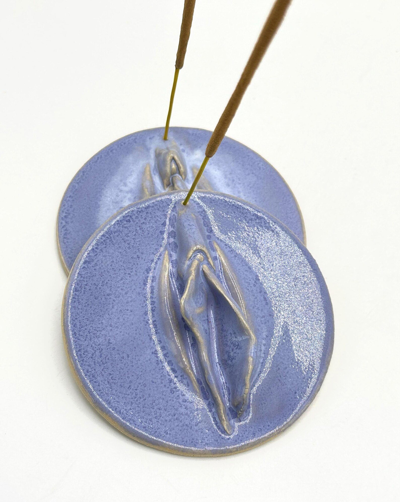 Flieder Vulva Räucherstäbchenhalter – Handgemachte Keramik, feministisches Geschenk für deine Beste Freundin, besonderes Geburtstagsgeschenk