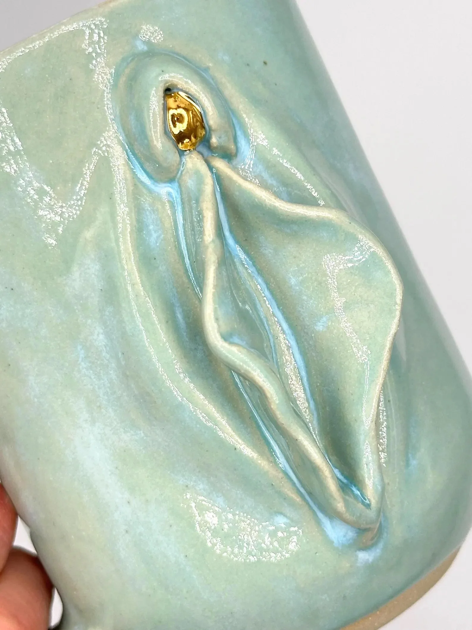 Vulva Keramik Tasse mit Gold Klitoris - 350ml handgemachte Feministische Kunst, Vagina Kaffeebecher, Statement Mug, Queer Geschenk XMAS Blau
