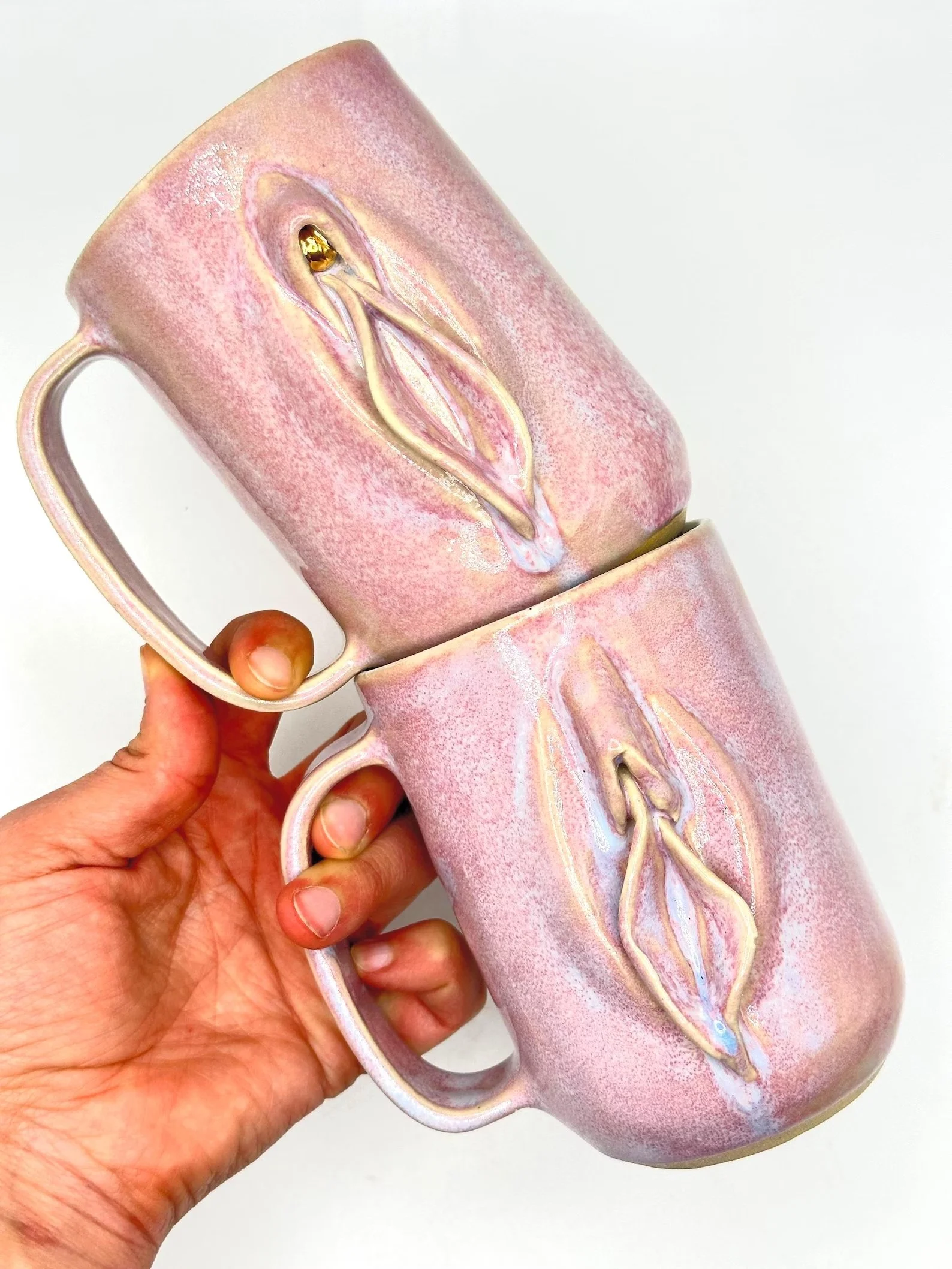 Vulva Tasse 350 ml handgemacht mit gold Klitoris aus Keramik - Feministische Kunst - Statement Vagina Kaffeebecher Queeres Geschenk - rosa