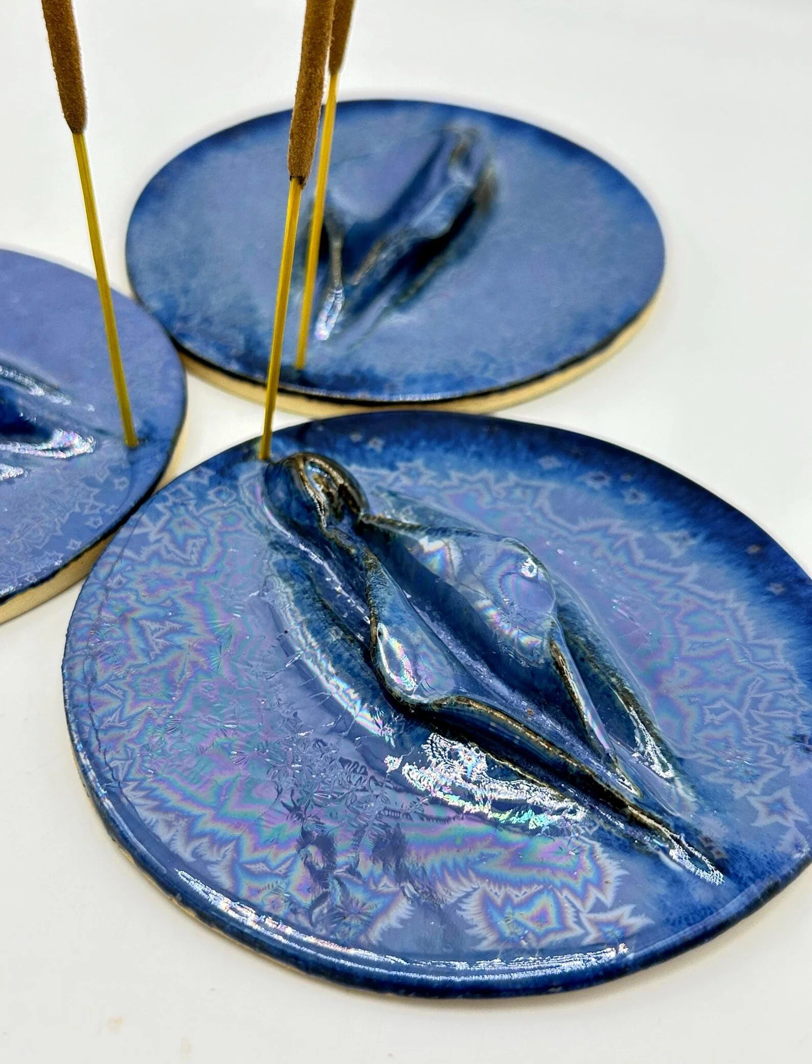 Vulva Räucherstäbchenhalter Blau Handgemachte Keramik, Vagina Feminismus Deko, feministisches Weihnachtsgeschenk Regenbogen Kristall
