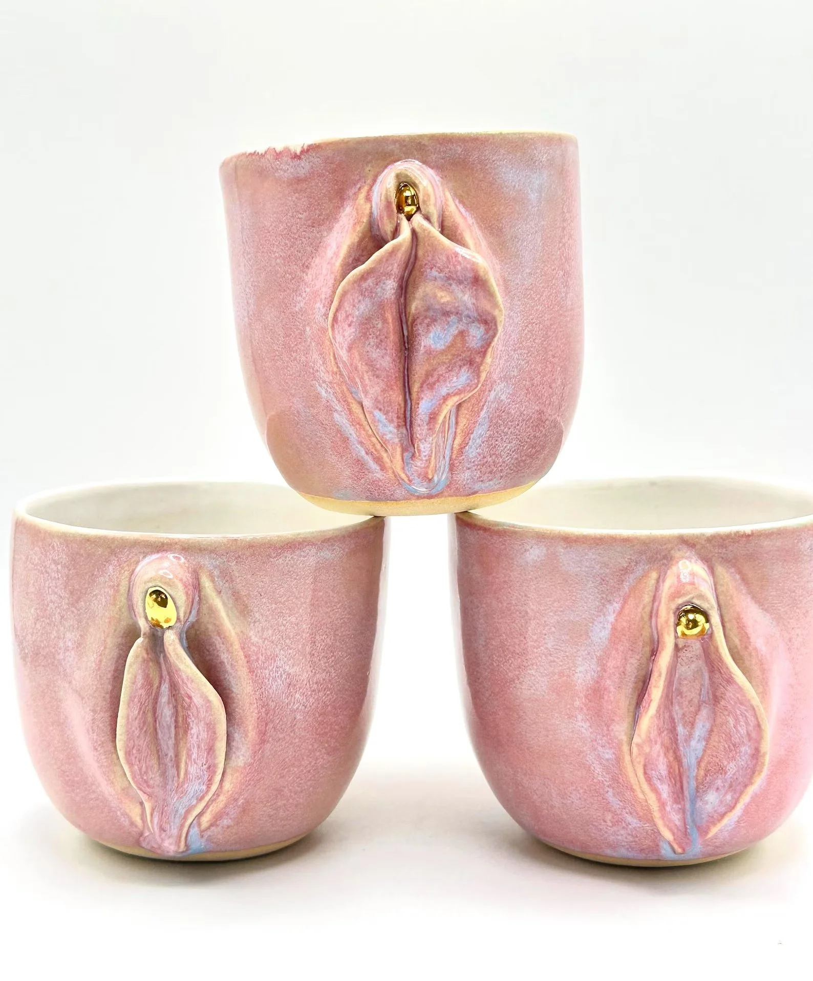 Rosa Vulva Keramiktasse 250ml mit Gold Klitoris – feministische Tasse, Geburstags Geschenk für Freundin, Flitna gift Vagina Kunst