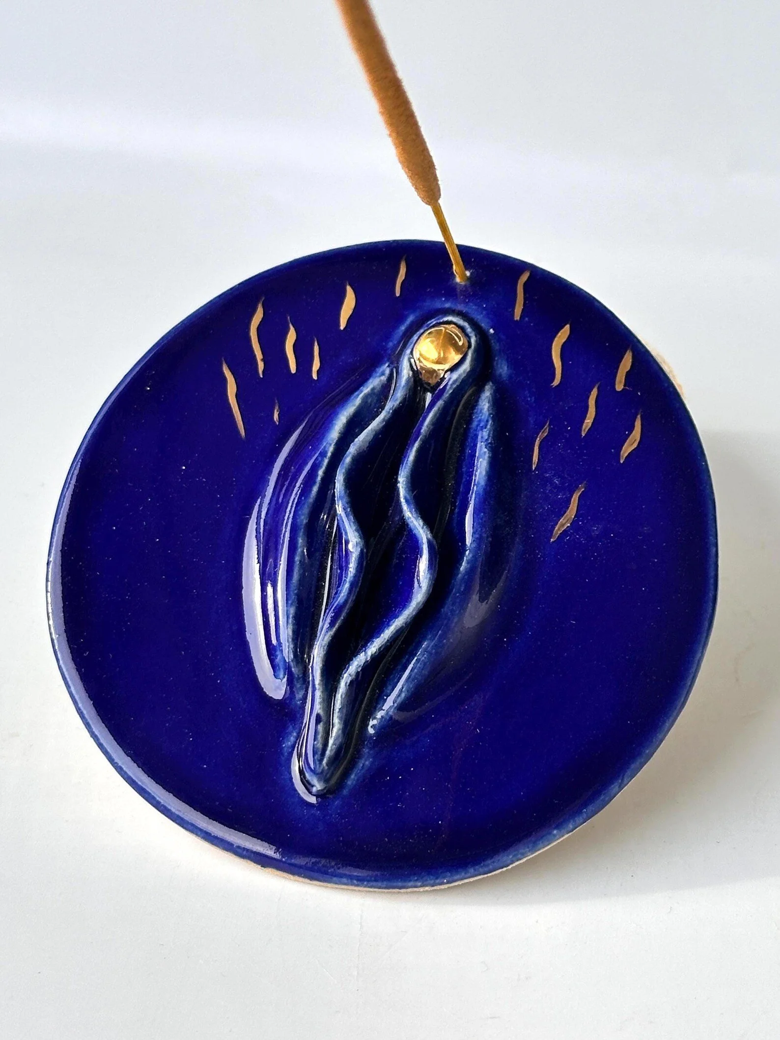 Vulva Vagina Räucherstäbchenhalter – Handgemachte Keramik, Feminismus Deko, Geschenk Beste Freundin LGBTQ Geburtstagsgeschenk, Blau + Gold