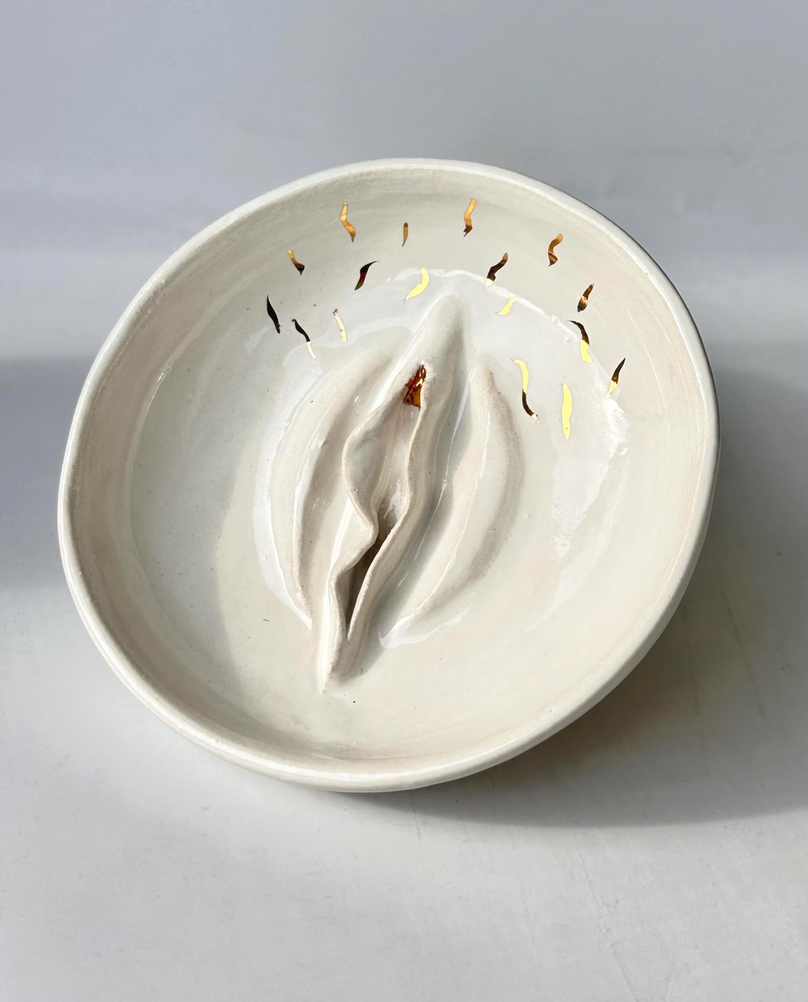 Vulva Seifenschale Keramik mit Gold Klitoris – handgemachte Schmuckschale, besonderes Geschenk für Frauen / FLINTA*, feministische Deko