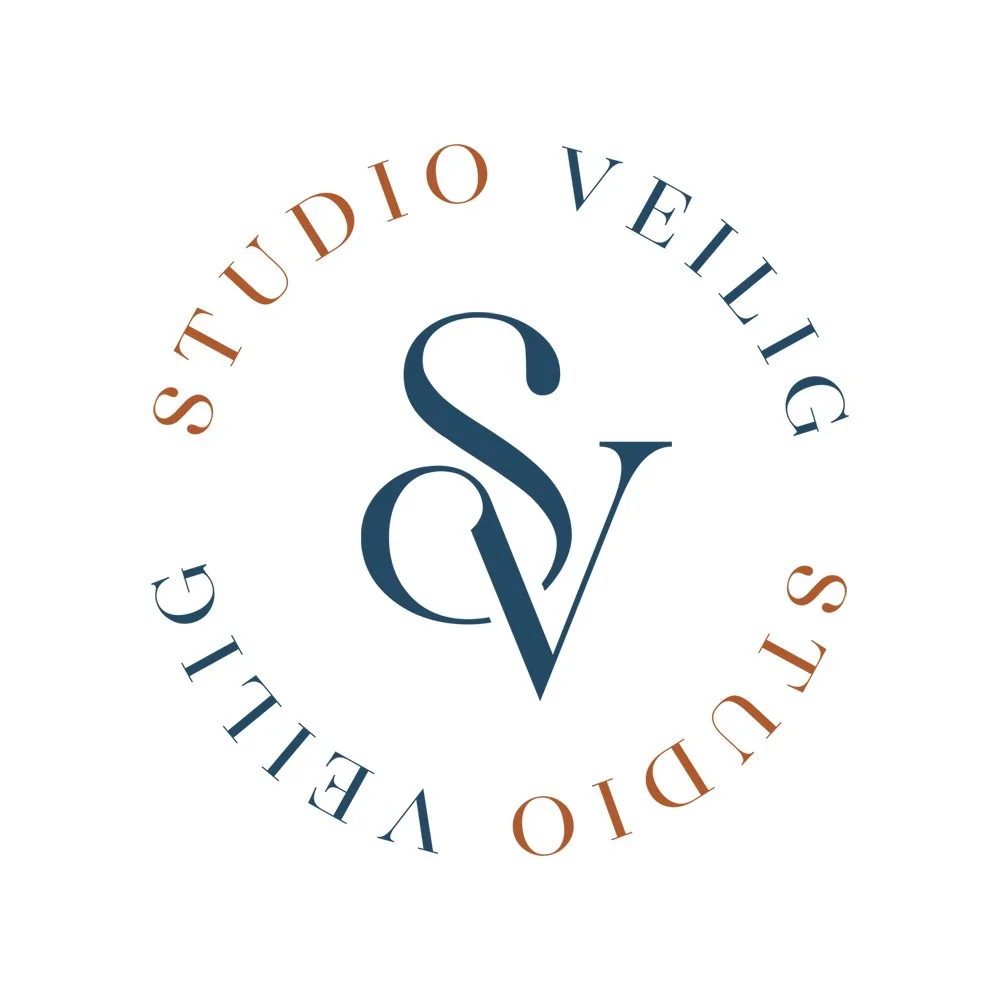 Logo met de tekst 'Studio Veiling' en een cirkelvormige opmaak, met de letters S en V in het midden. Coaching, cultuur en duidelijke kaders. Studio Veilig maakt veiligheid praktisch en haalbaar.
