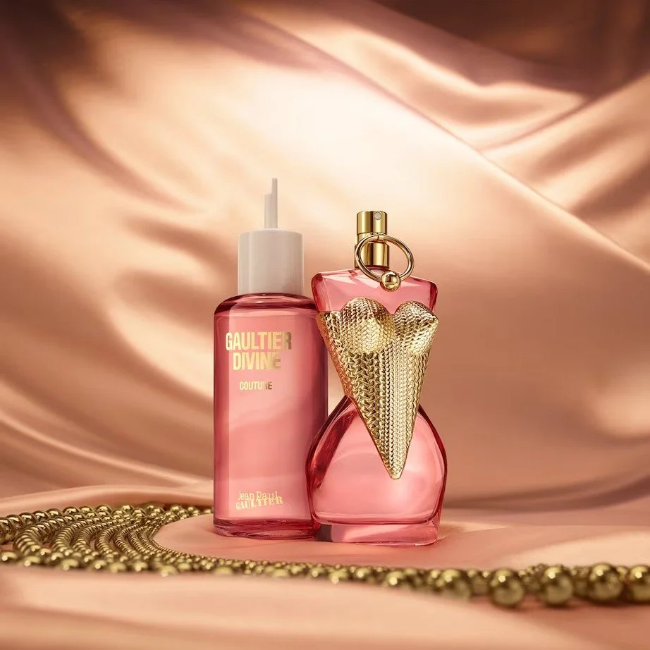 【2026最新】Divine Couture EDP Refill by Jean Paul Gaultier 200ML 補充裝 / 2026 New Fragrance for Women / 女性香水 / JPG Perfume Pour Femme / Eau de Parfum /《全新正貨》【NEW &amp; Authentic】預訂 Pre-order

HK$1,789

2026 年，Gaultier Divine 再度攀升&mdash;&mdash;更高、更大膽，也更具高訂