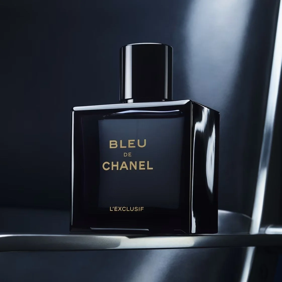 【全新正貨】Bleu de Chanel L'Exclusif Parfum by Chanel 100ML / 2025 New Fragrance for Men / 男性香水 / Pour Homme / 另有 Eau de Parfum (EDP) / 香水 Perfume /【NEW &amp; Authentic】

HK$1,786

以香精濃度打造的 BLEU DE CHANEL L&rsquo;EXCLUSIF，是一款濃郁而深邃的琥珀木質芳香調香水，留香磁性而迷人。經典的木質基