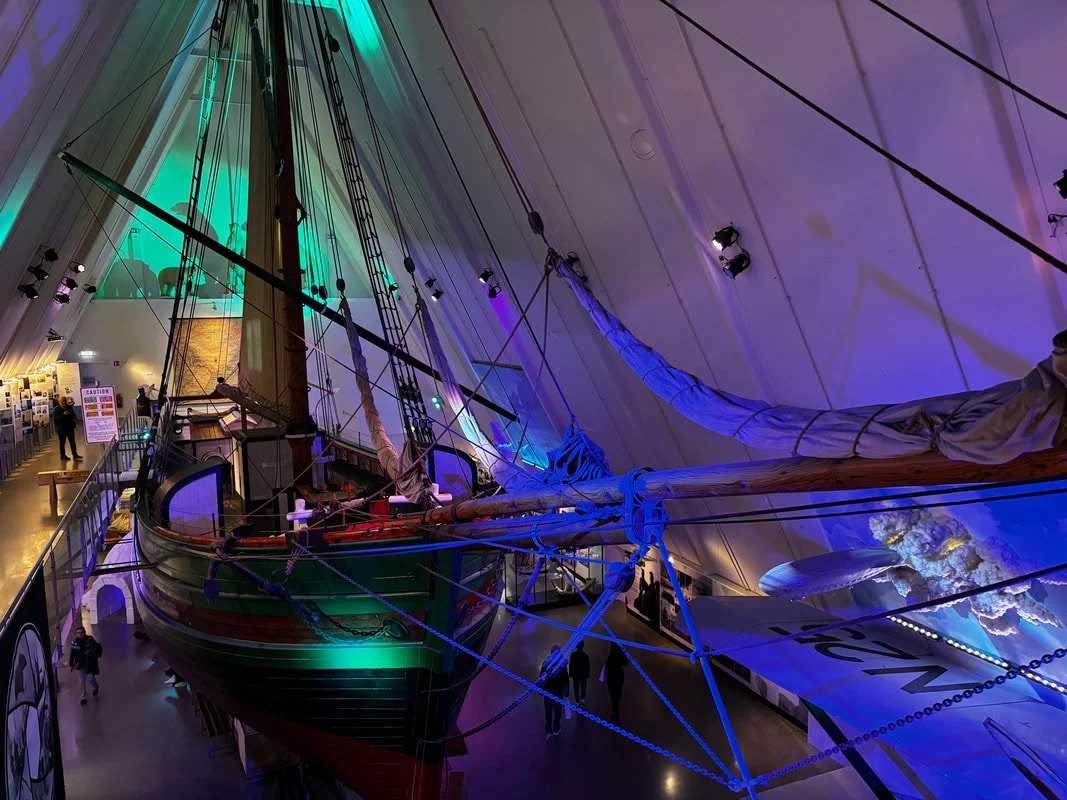 La nave Fram in esposizione al museo, con luci colorate e spettacolari sul soffitto e sulle pareti.