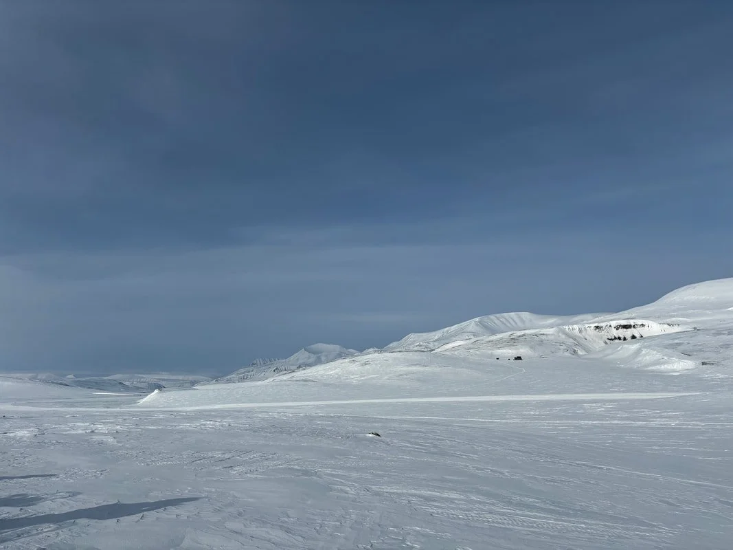 Paesaggio innevato con montagne e cielo nuvoloso, Longyearbyen, Isole Svalbard.