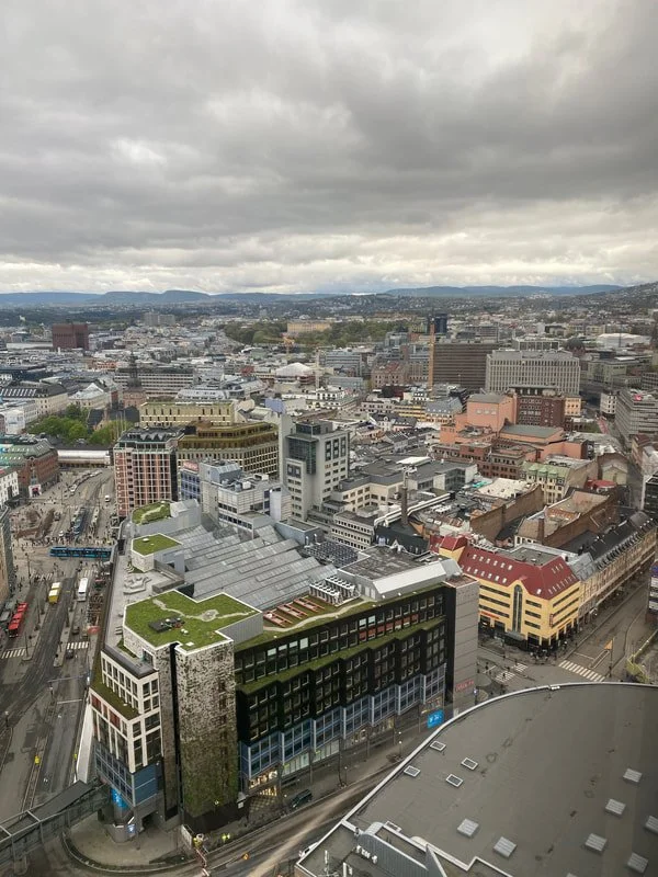 Vista di Oslo con diversi edifici, strade e un cielo nuvoloso.