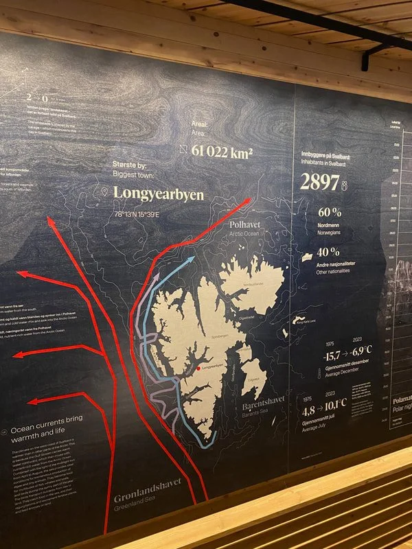 Mappa della regione di Longyearbyen con informazioni su area, popolazione, clima e correnti oceaniche.