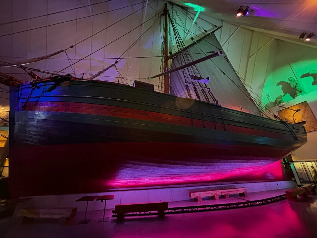 La nave Fram a Oslo in esposizione all'interno del museo, illuminata con luci colorate.