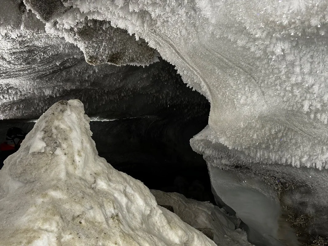 Grotta di ghiaccio con stalattiti e stalagmiti di ghiaccio, ambiente naturale ghiacciato, Longyearbyen, Isole Svalbard.