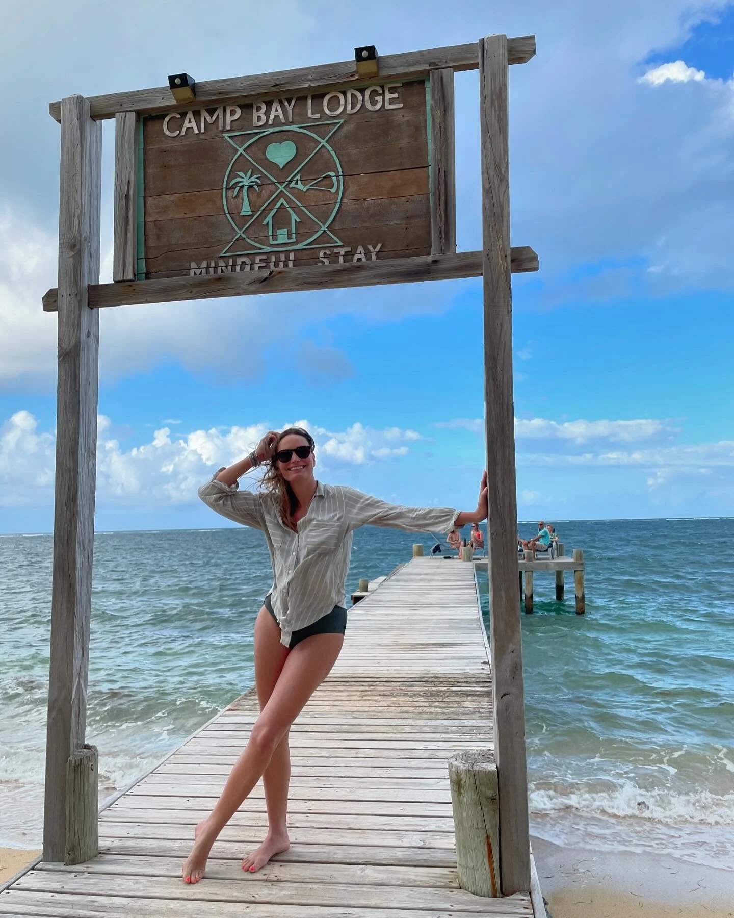 Me voil&agrave;, posant fi&egrave;rement dans ce lieu fantastique! Ma premi&egrave;re retraite de yoga &amp; pilates que j'ai organis&eacute;e en collaboration avec ma grande amie @avriltrea 
15 magnifiques humains, 2 cours par jour, un bon m&eacute;