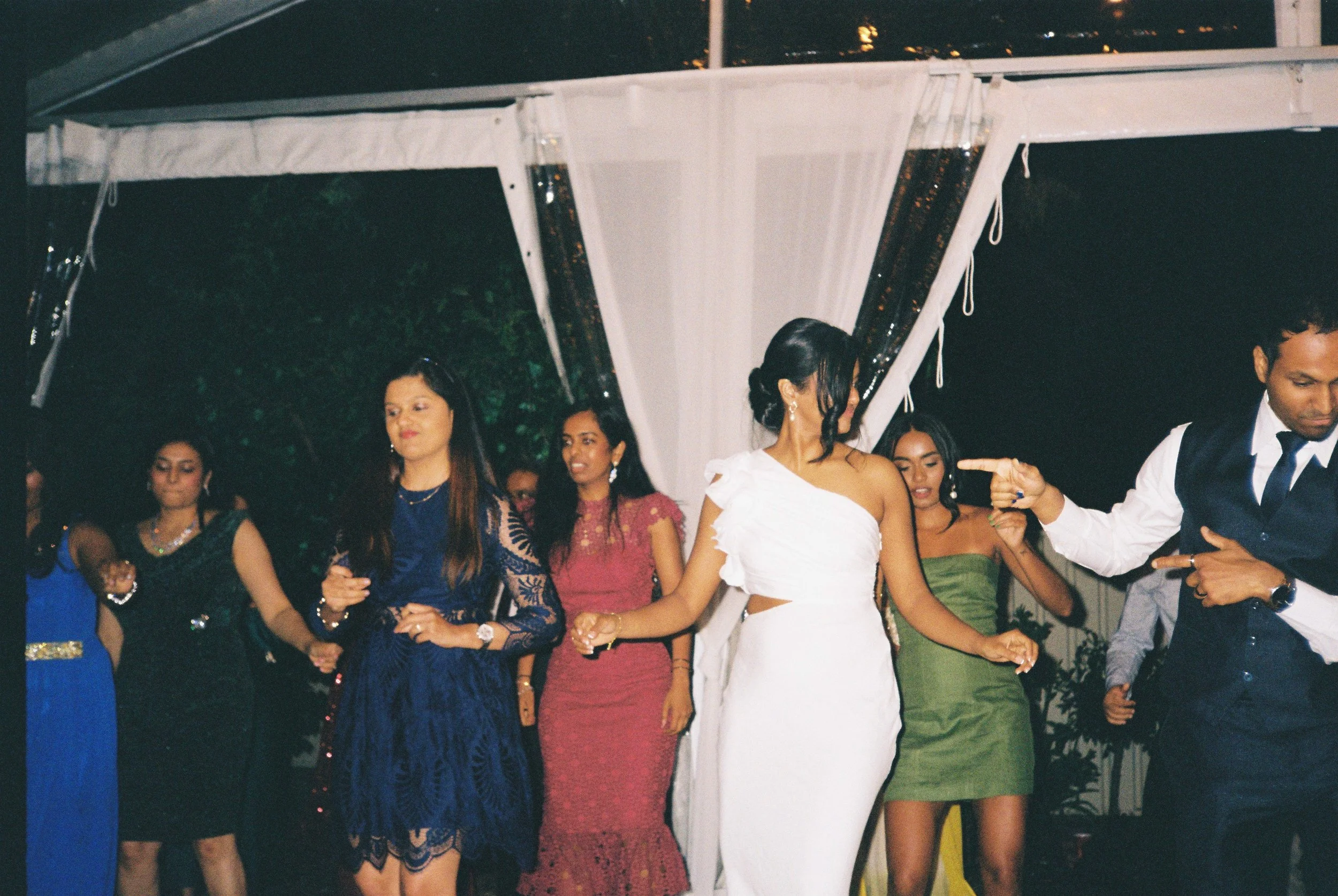 adelaide-wedding-photographer_reception-dancefloor-candid.jpg