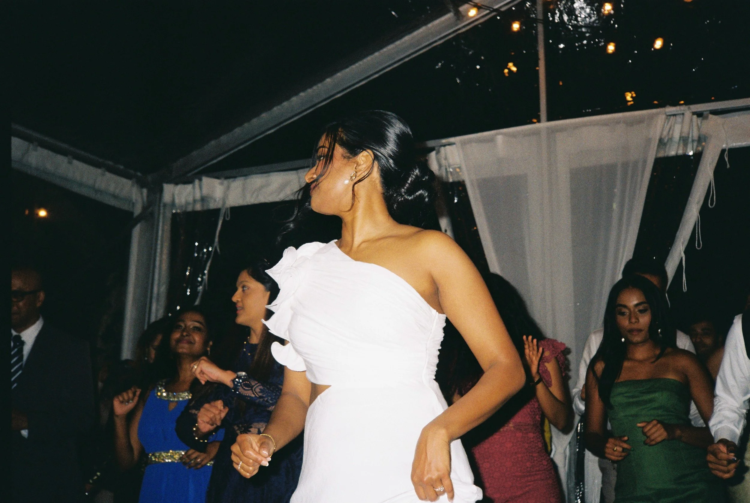 adelaide-wedding-photographer_bride-dancing-reception.jpg