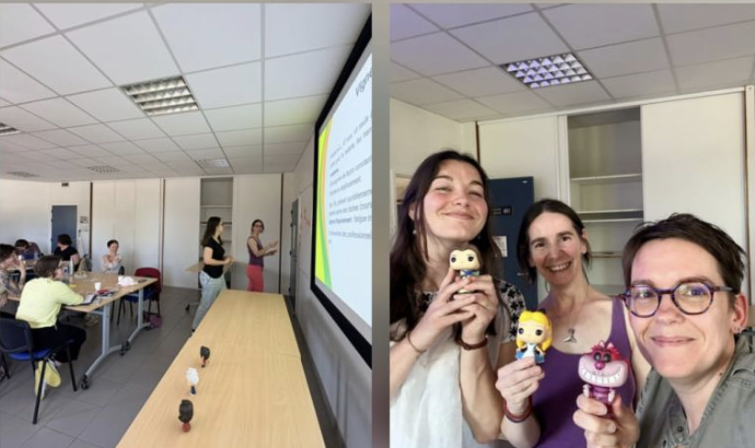 Groupe de quatre femmes souriantes prenant un selfie dans une salle de réunion, avec un tableau blanc et d'autres personnes en arrière-plan lors d'une présentation.