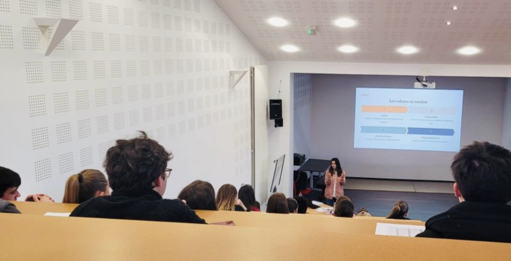jeune femme qui parle dans un amphithéâtre