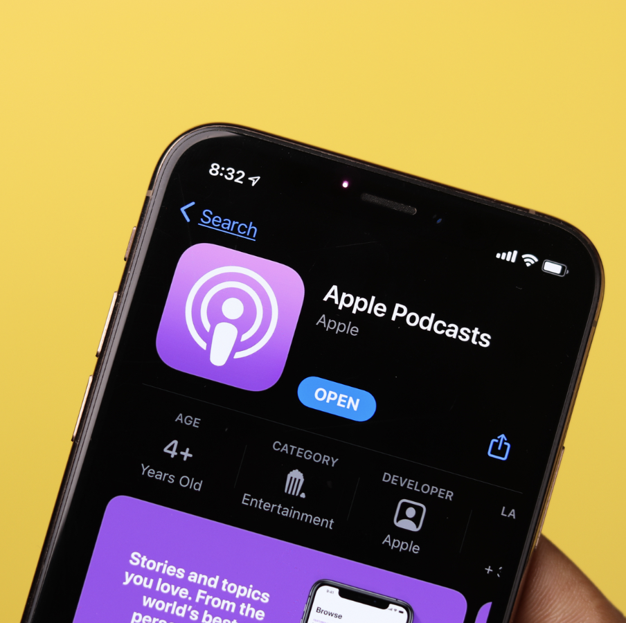 Une capture d'écran de l'application Apple Podcasts sur un téléphone, avec un fond jaune.