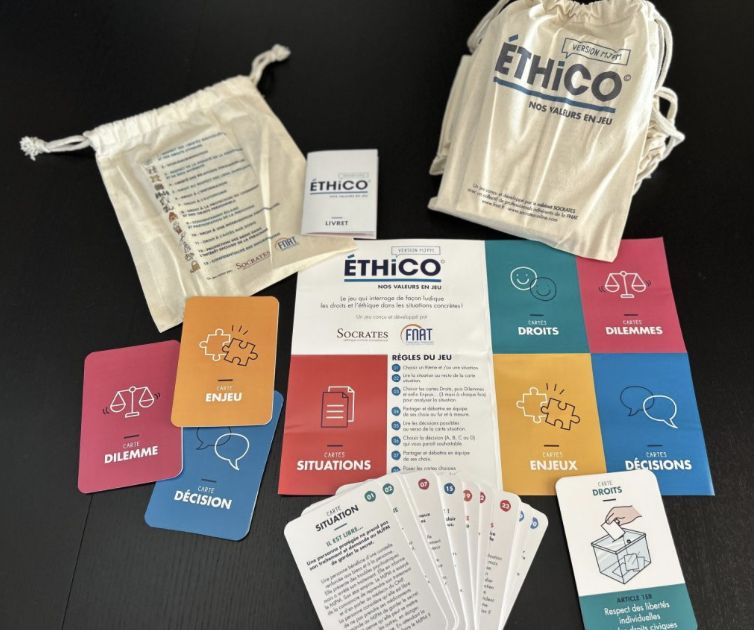 Jeu de cartes éducatives sur la justice, les droits et les dilemmes, avec une pochette en toile et un sac en tissu portant le logo 'ETHICO'.