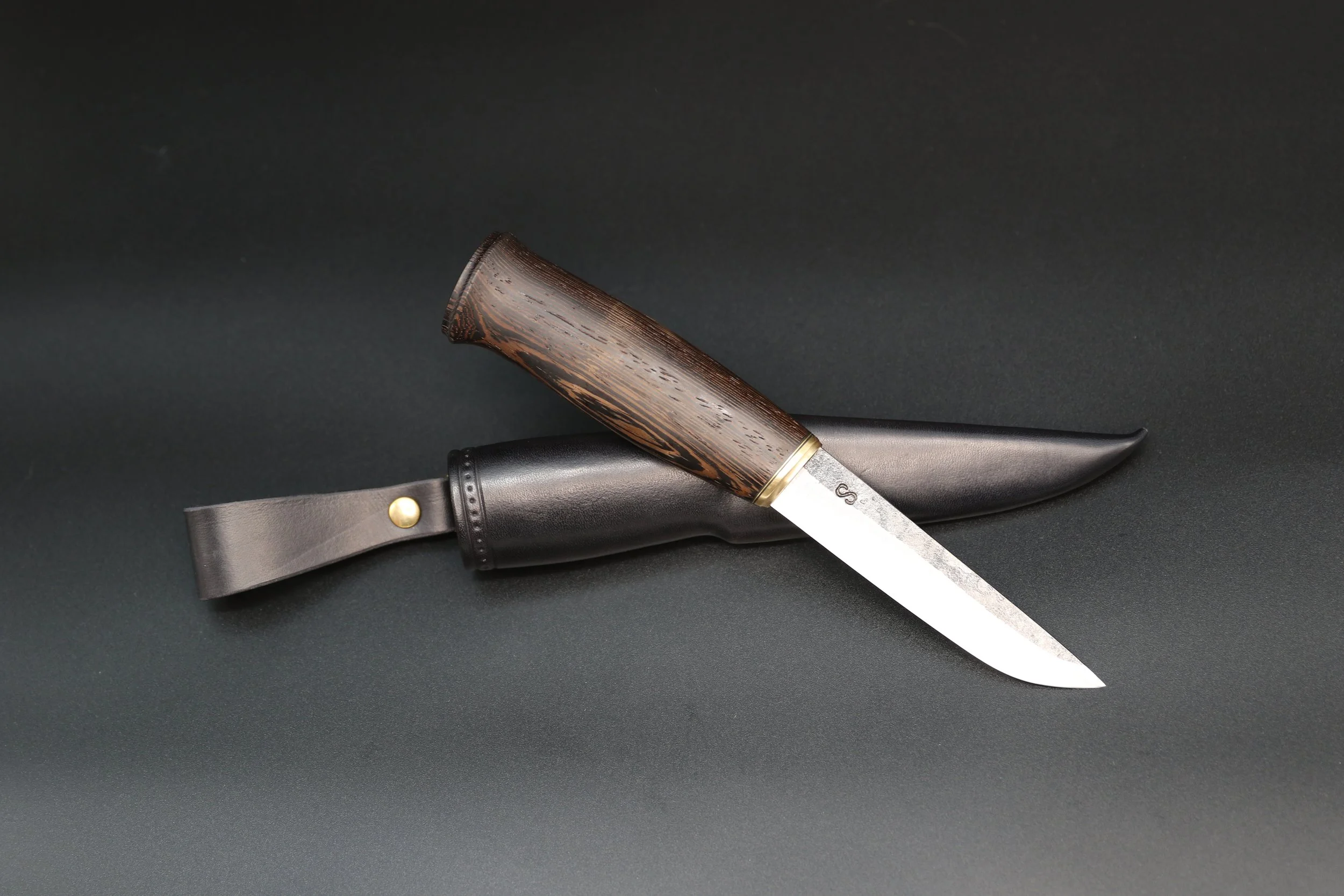 Yleispuukko venge-kahvalla