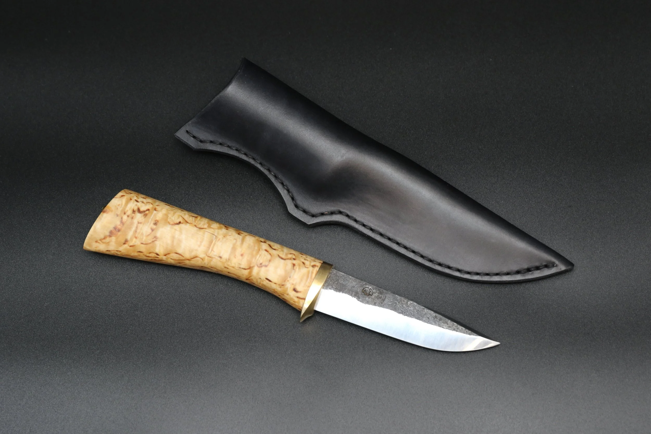 Veitsi sivusaumaisella tupella