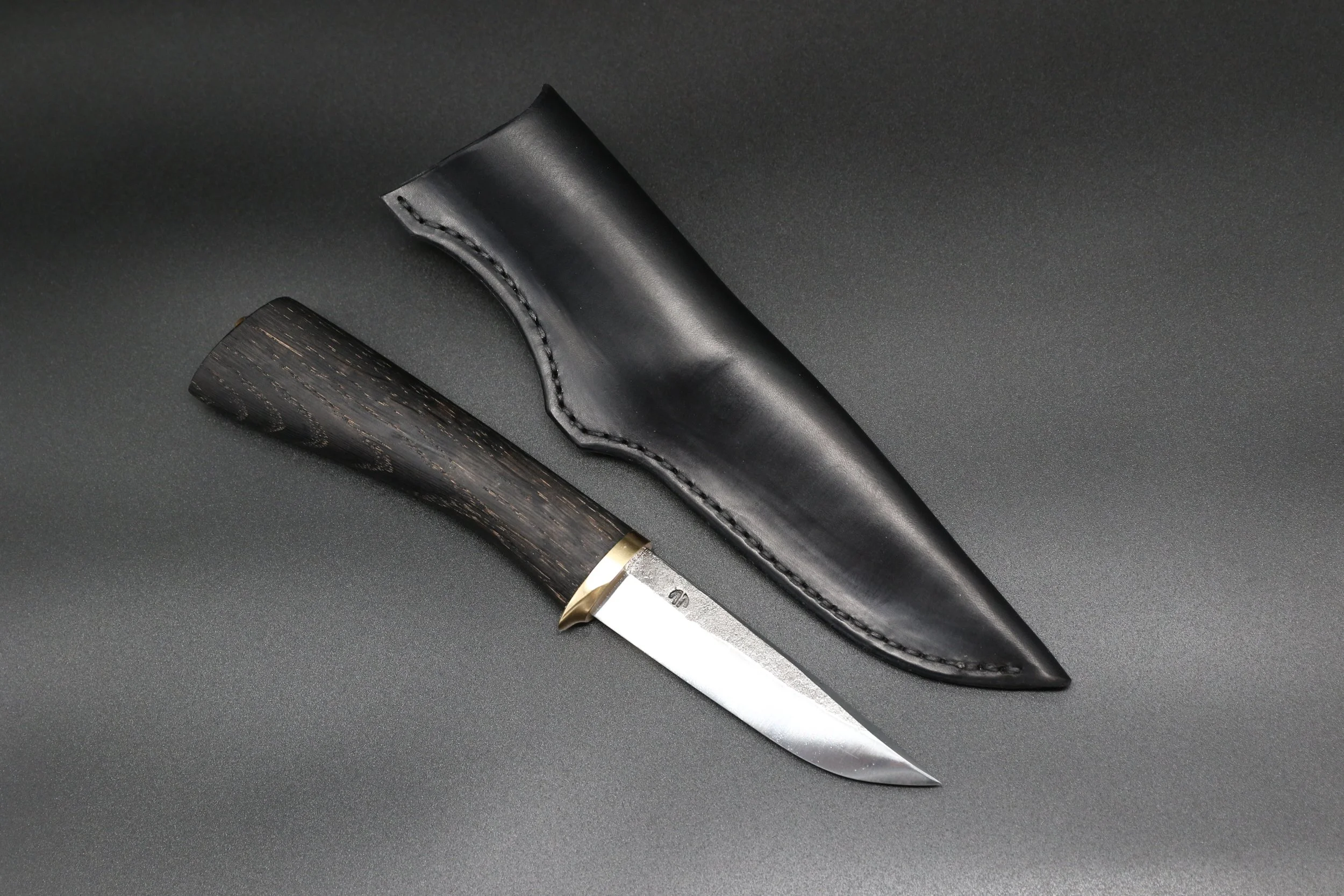 Veitsi sivusaumaisella tupella