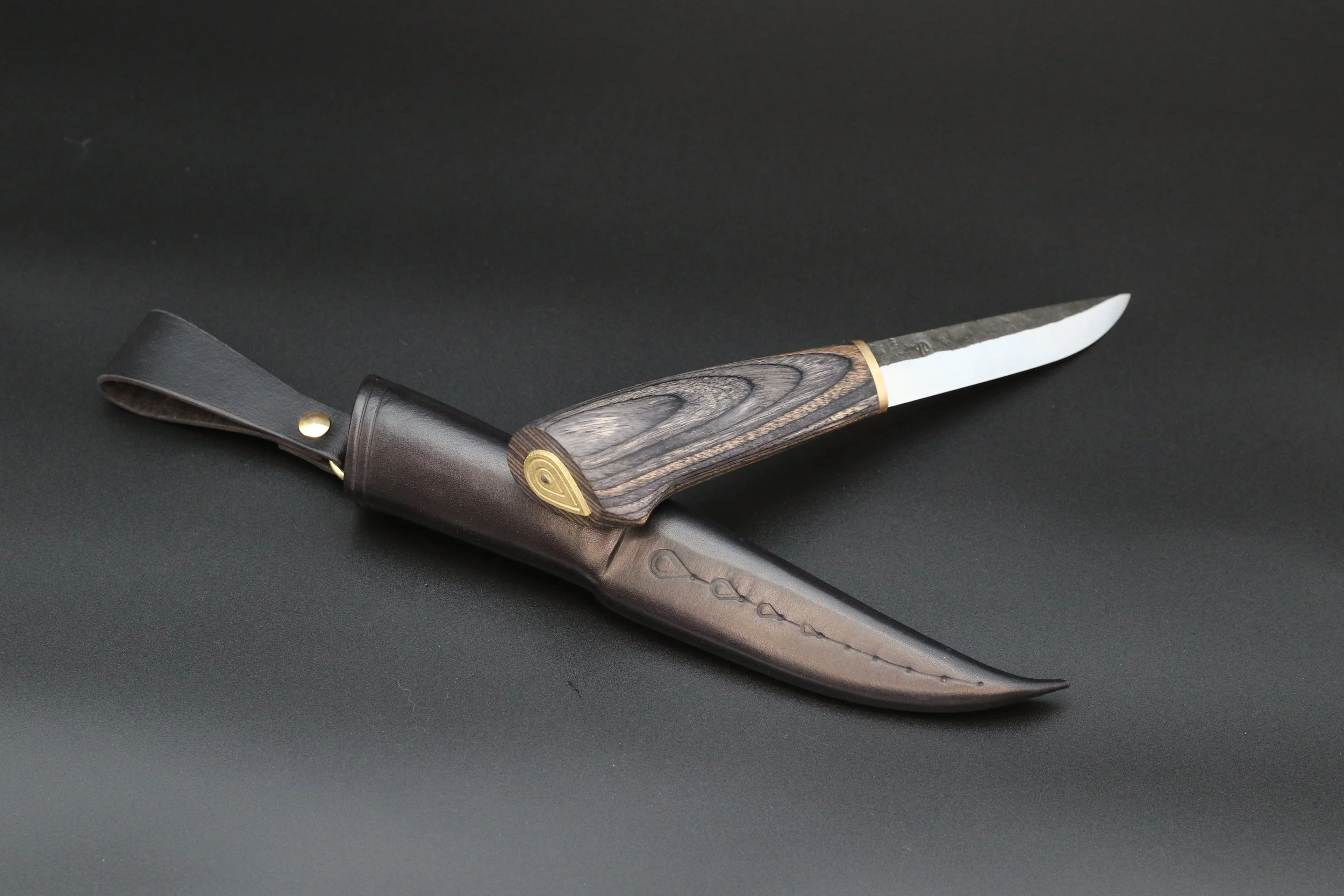 Puukko valuhelalla ja vanerikahvalla