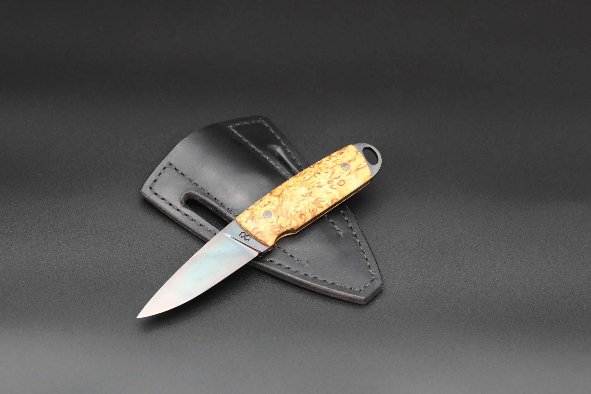 Pieni full tang veitsi vyökotelolla