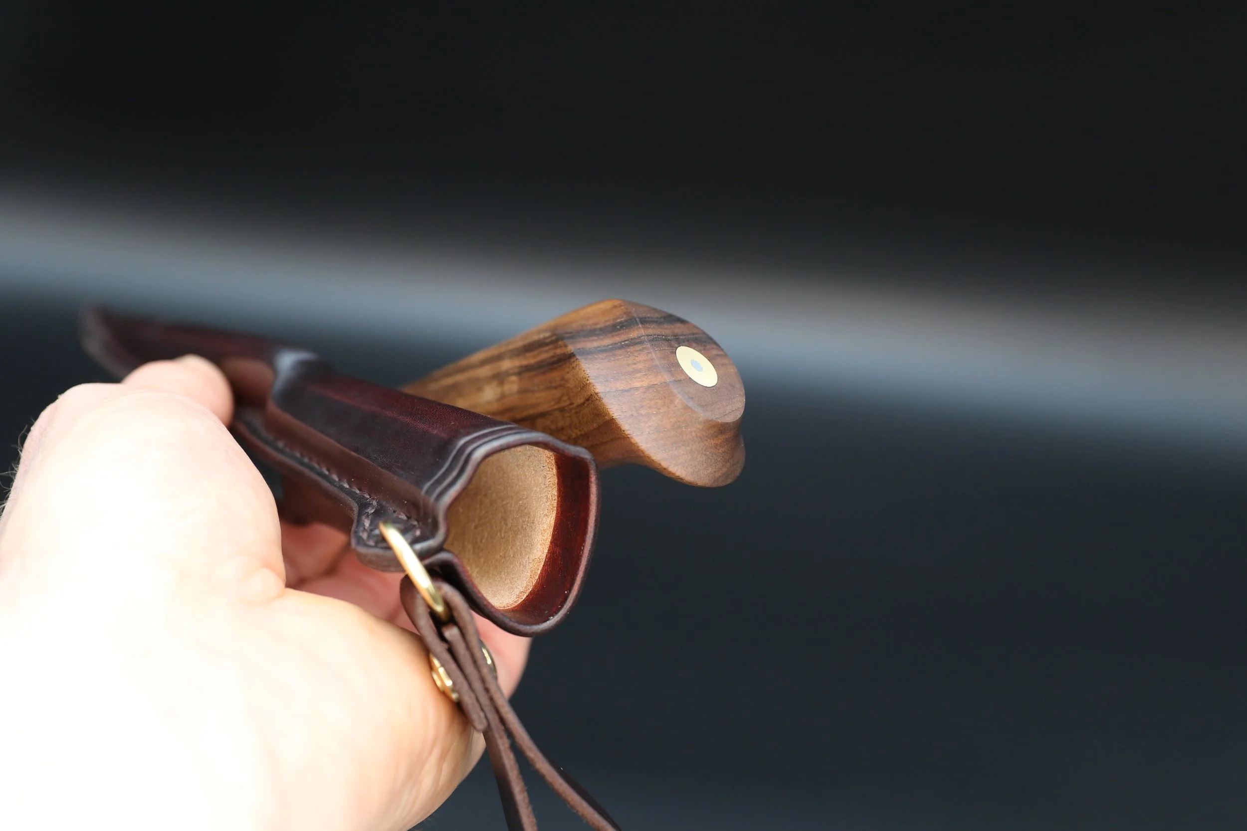 puukko erikoismuotoiltu kahva ja tuppi takaa.JPG