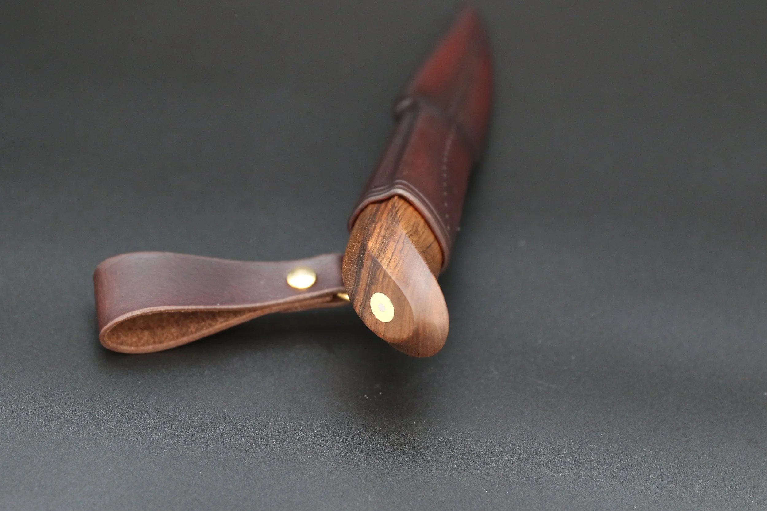 puukko erikoismuotoiltu kahva takaa.JPG