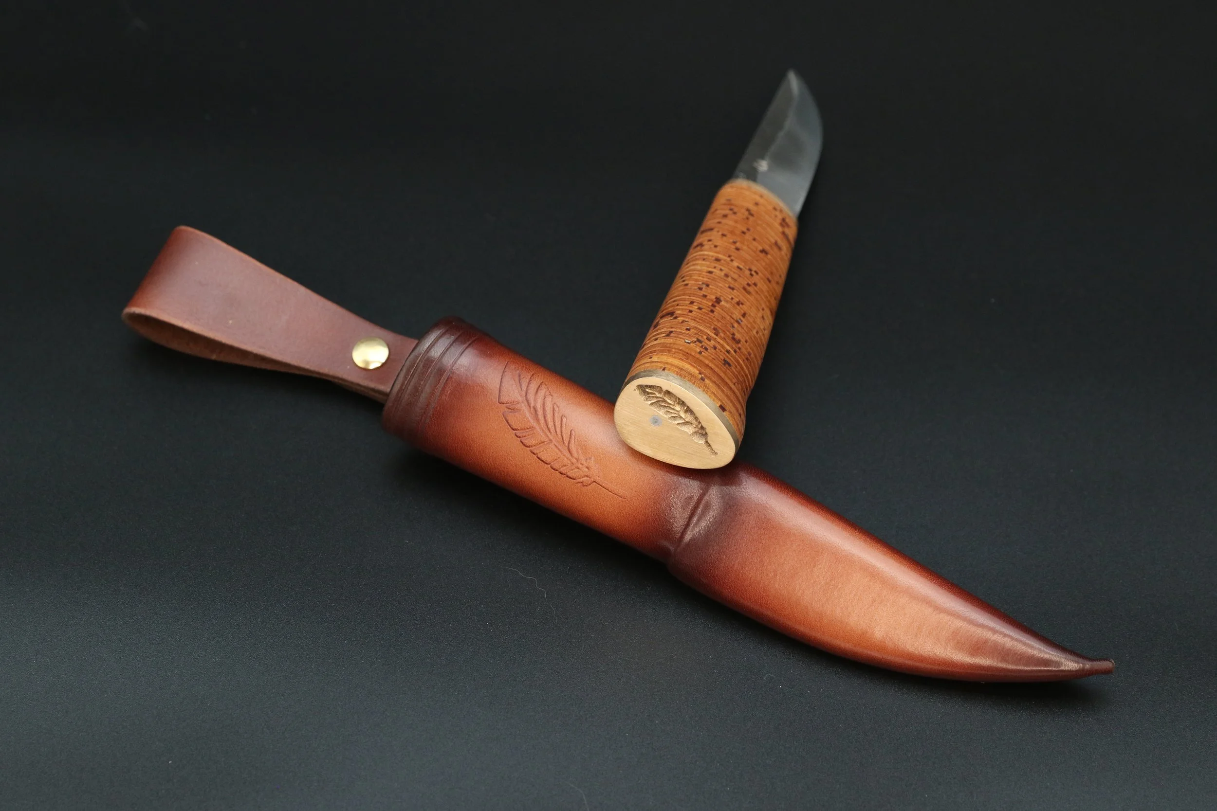 Puukko tuohikahvalla ja valuhelalla