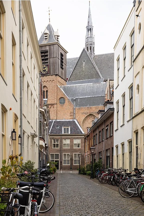 Hooglandse Kerk as seen from the Beschuitsteeg in Leiden