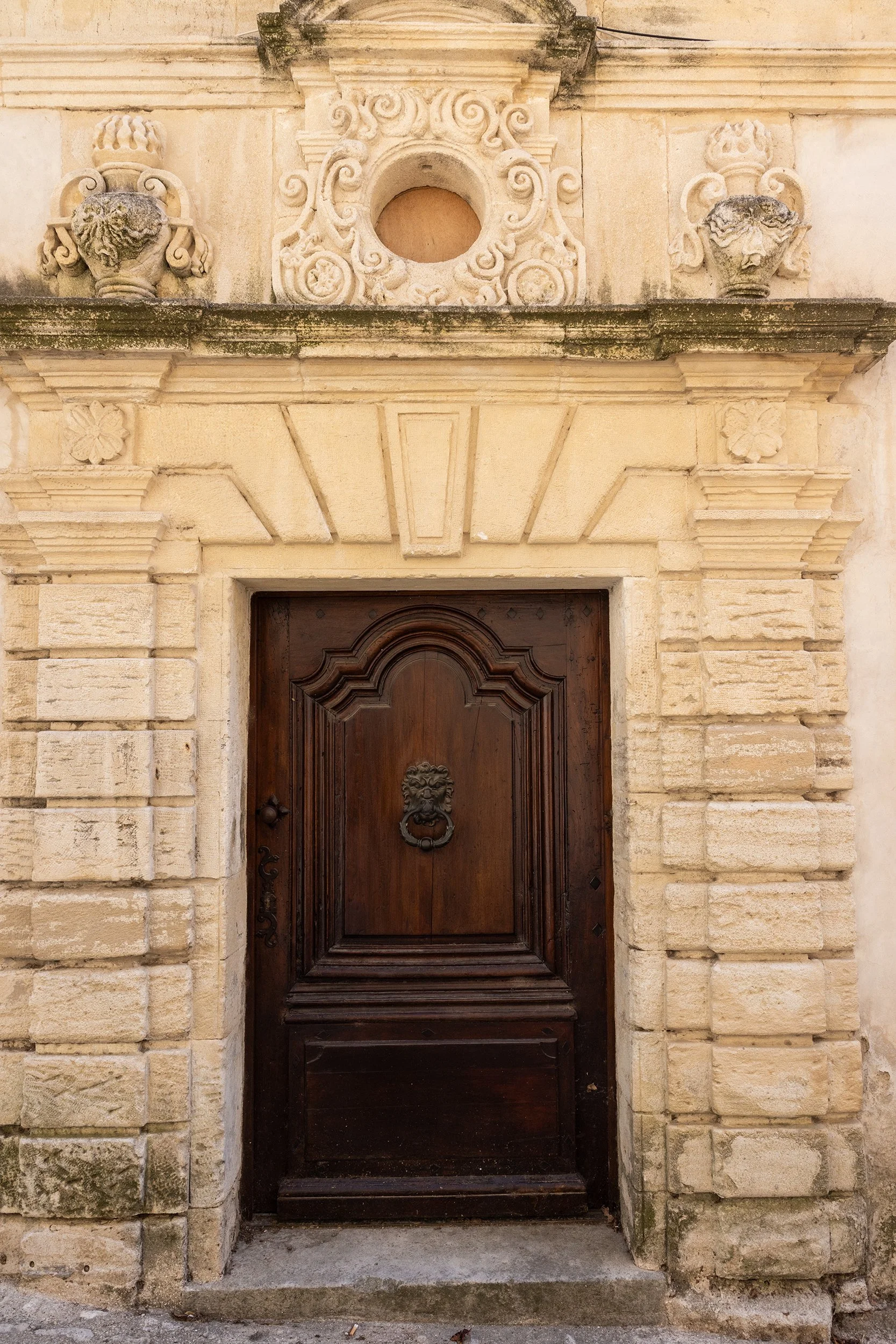 doorway-to-former-home-of-painter-Andre-Lhote-gordes-france.jpg