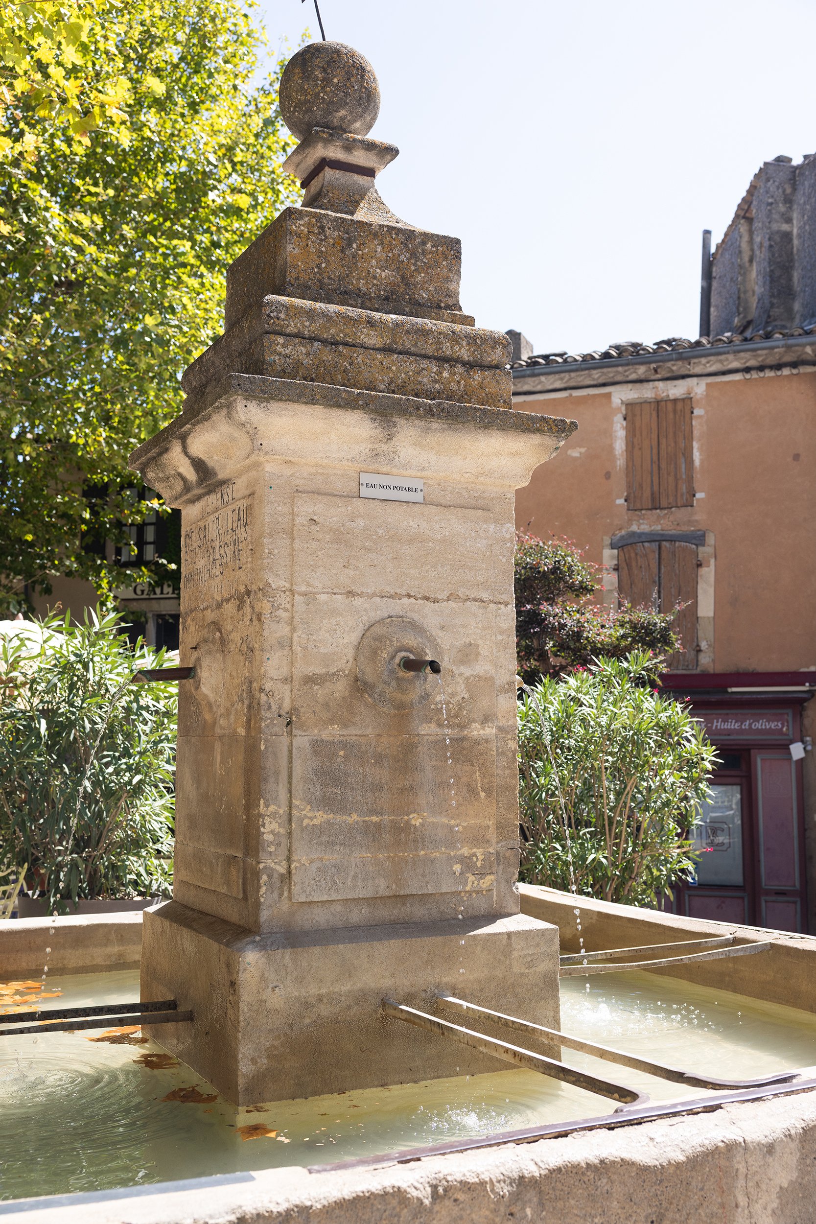 La fontaine de la Place Genty Pantaly in Gordes, Provence, France