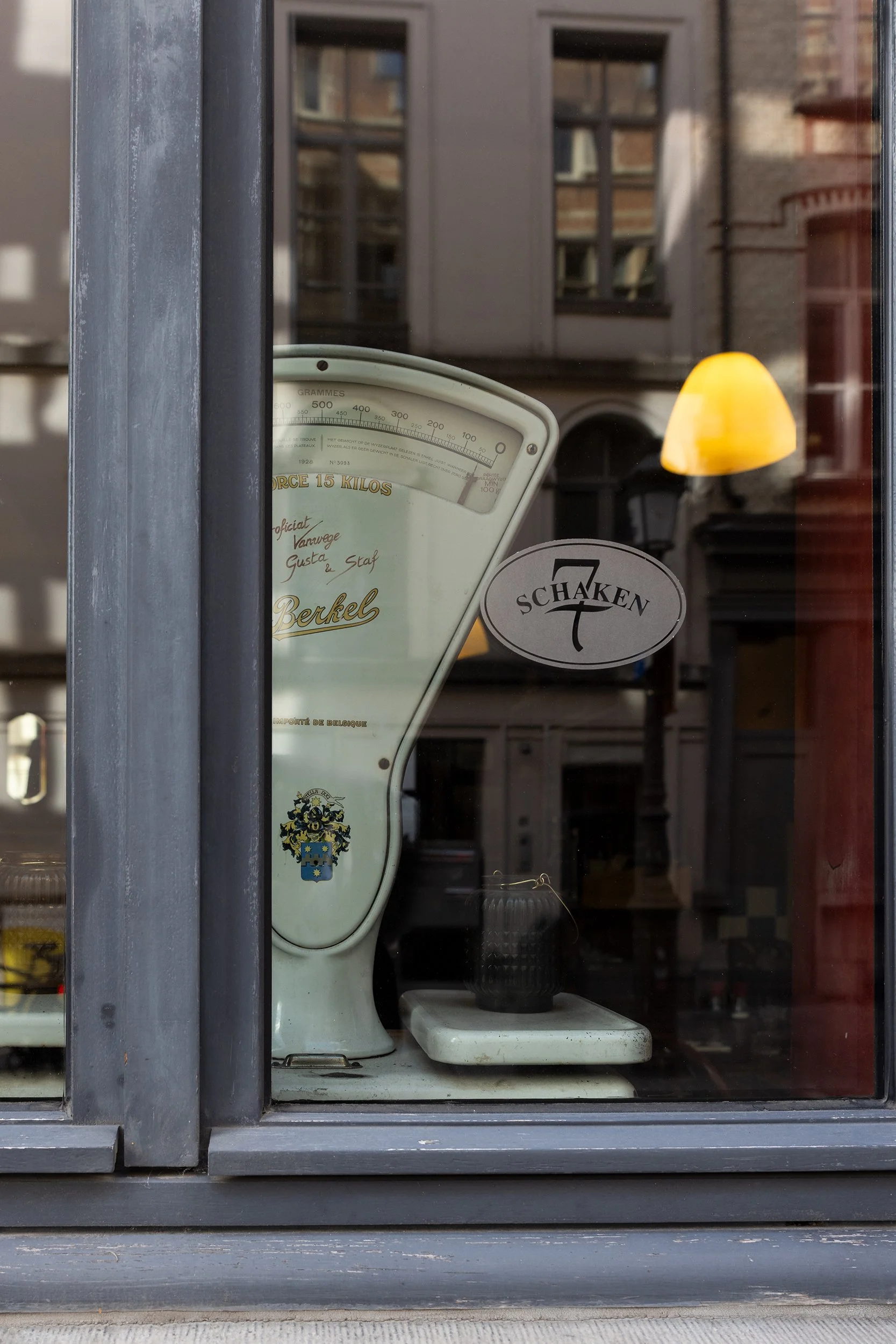 Window of Restaurant De 7 Schaken in Antwerp