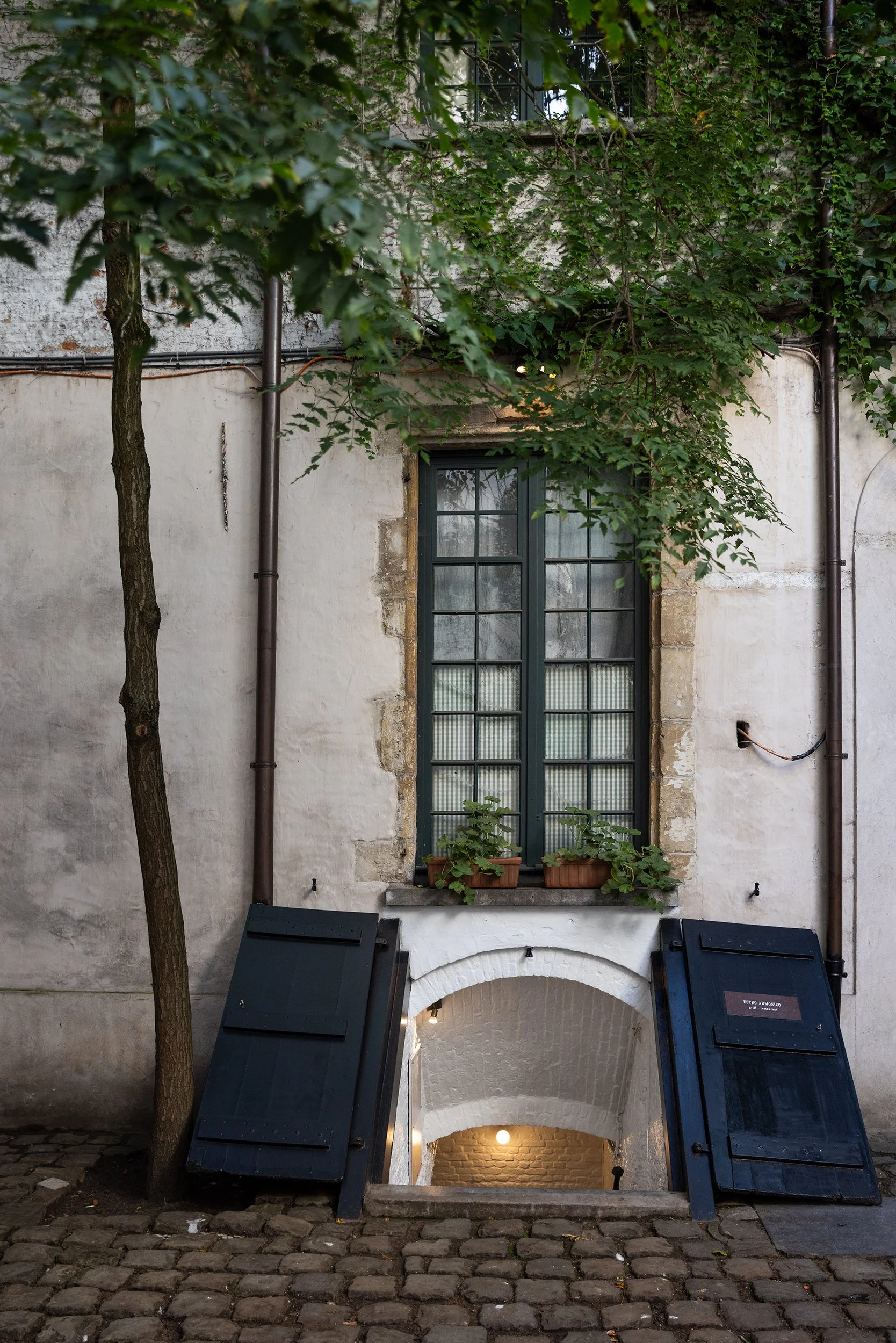 The entrance to Estro Armonico restaurant, located in a cellar at Vlaeykensgang