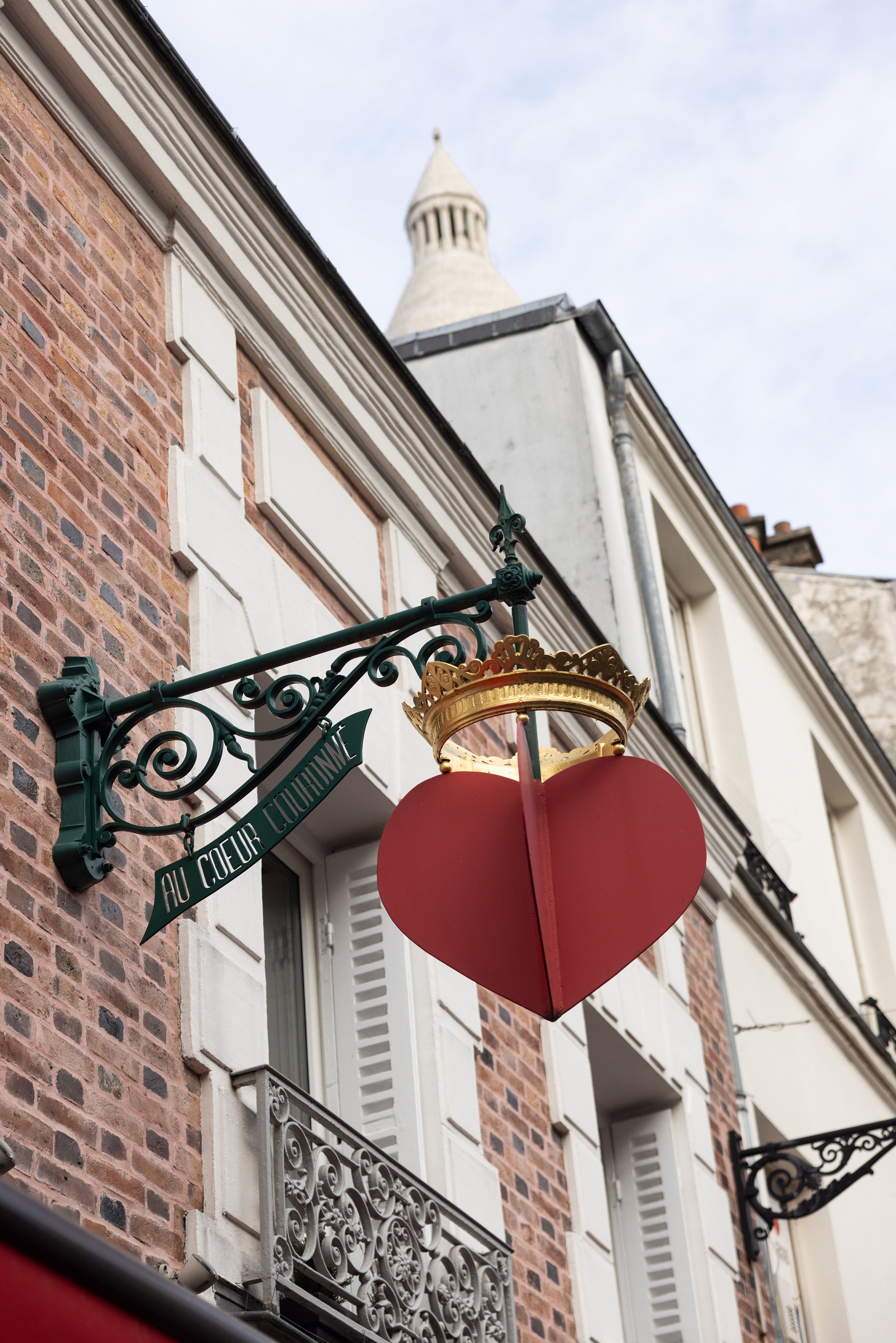 Au Coeur Couronne signage in Montmartre