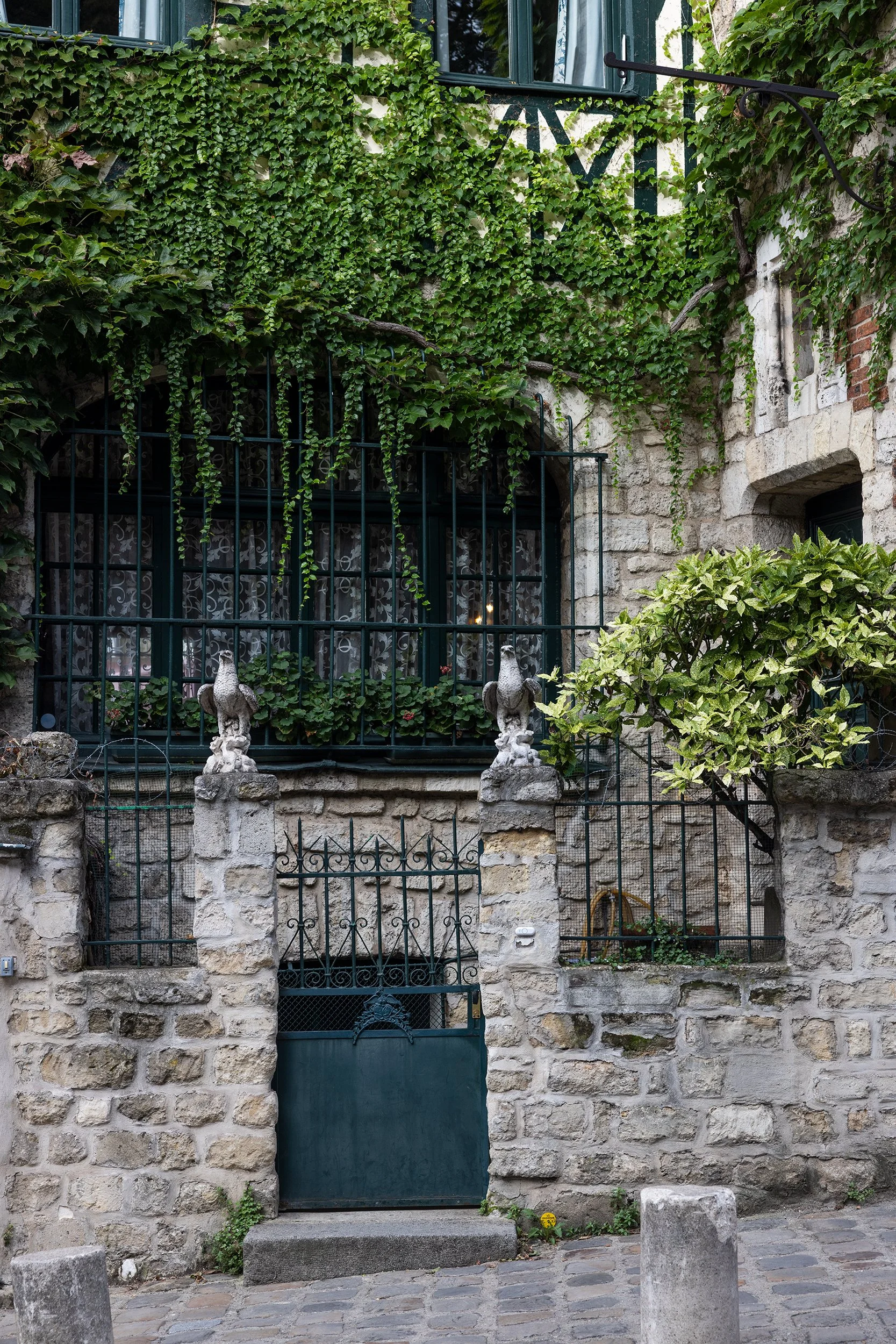 Beautiful buildings on Rue de l'Abreuvoir, Montmartre