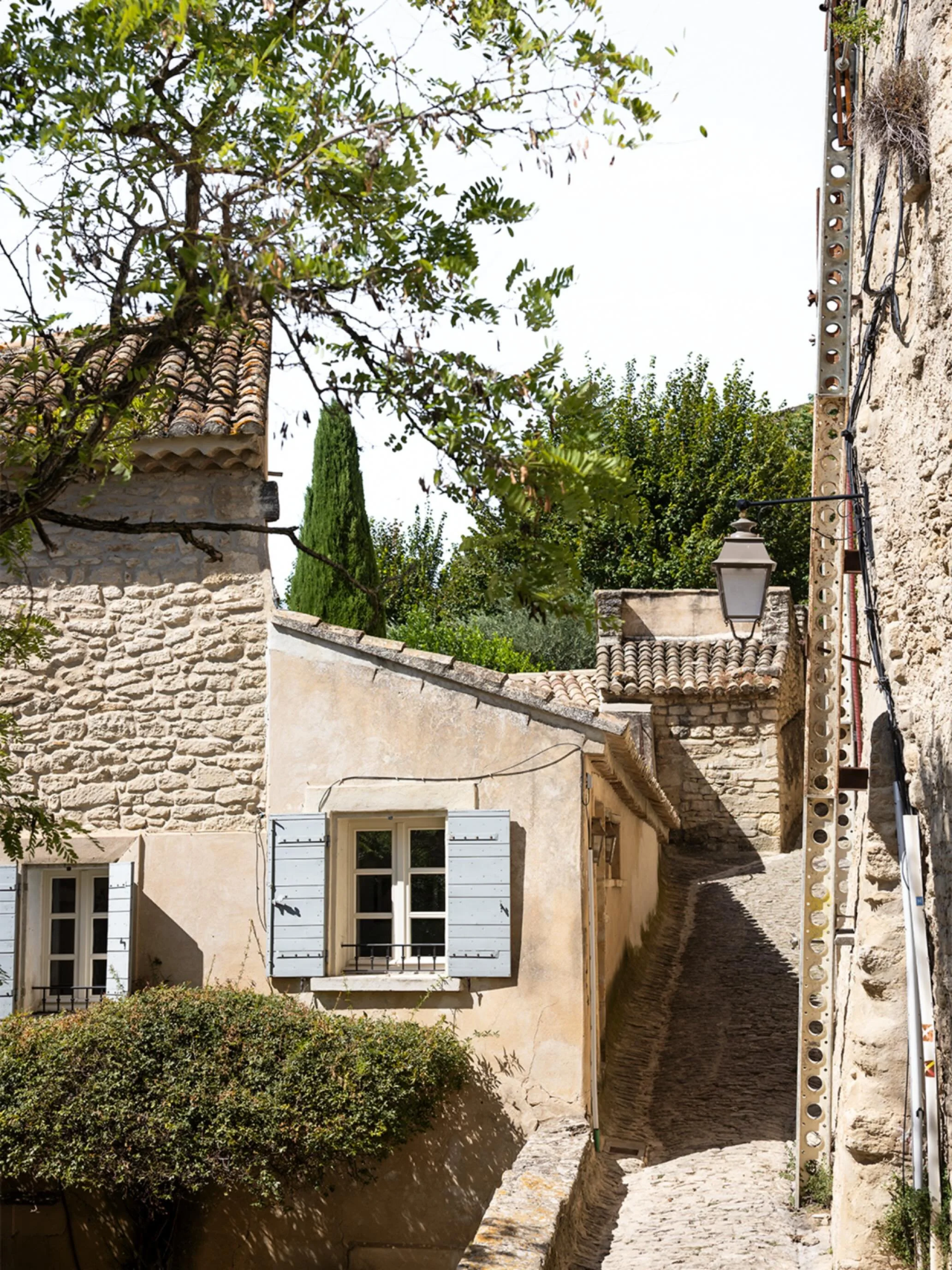 Perched on a hillside in the Luberon, Gordes never gets old. Those honey-colored stone buildings stacked impossibly high, catching the golden hour light just right. Sometimes the most beautiful places are the ones that have been here for centuries, q