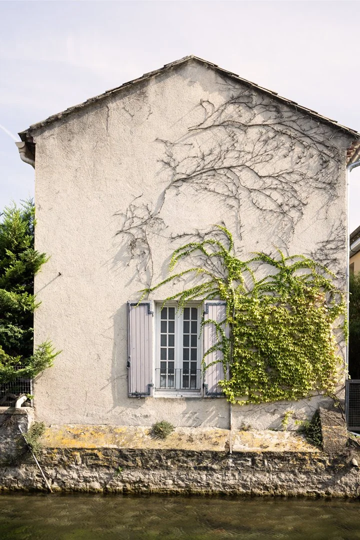 House-canal-L'Isle-sur-la-Sorgue- France.jpg