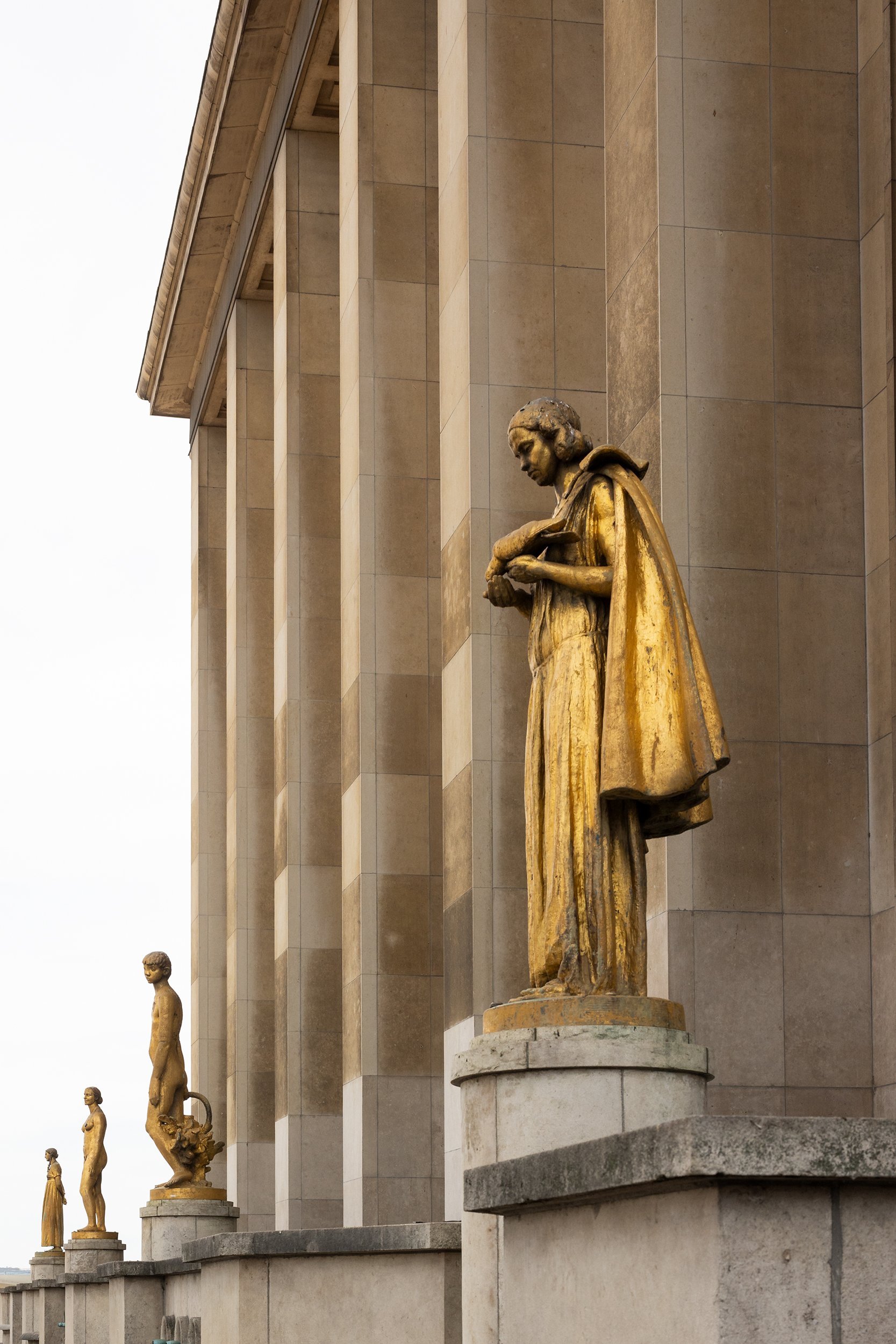 Golden Les Oiseaux statue at Palais de Chaillot at Place du Trocadéro