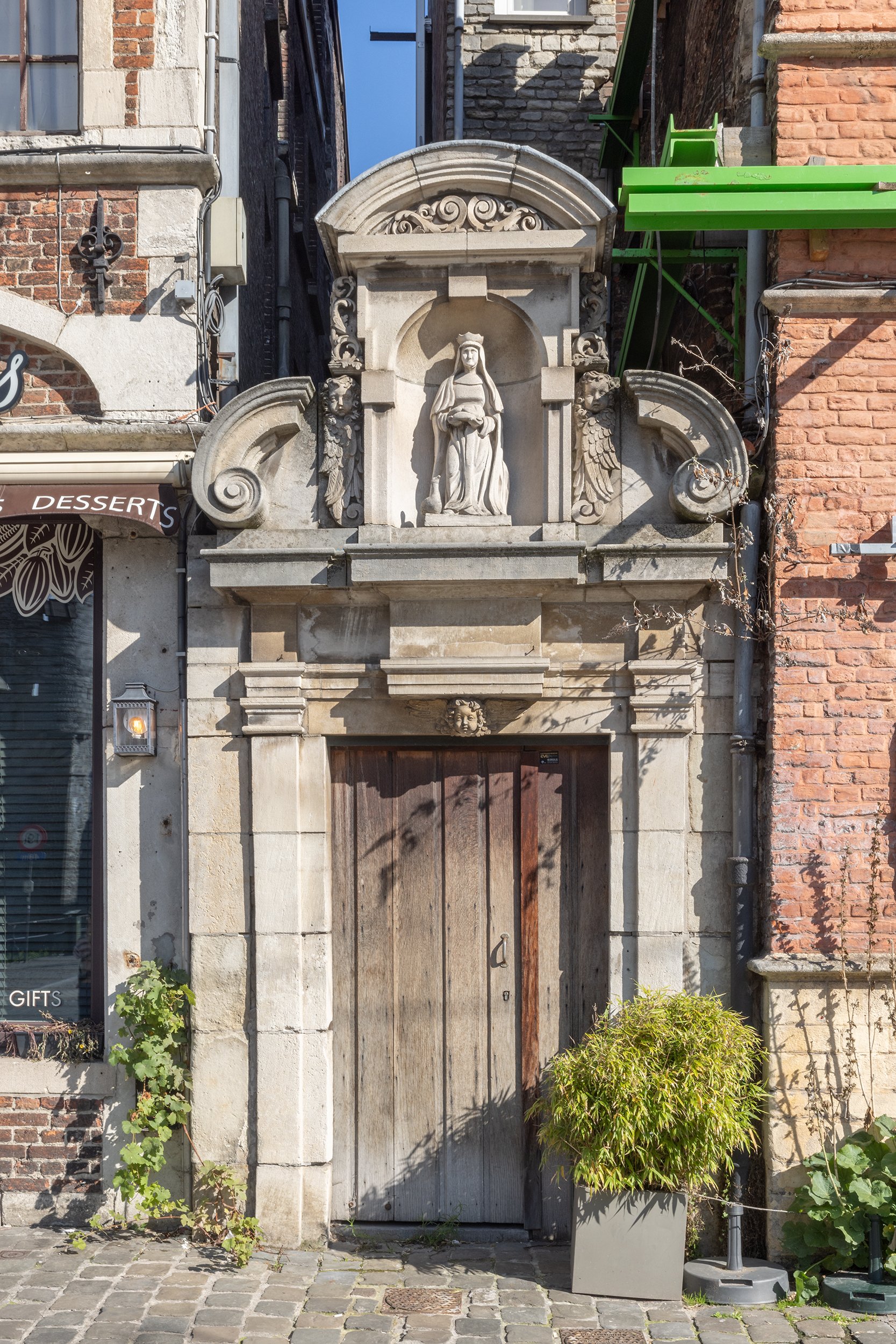 Decorative doorway with a small statue of  Saint Veerlepleinon, Ghent (Copy)
