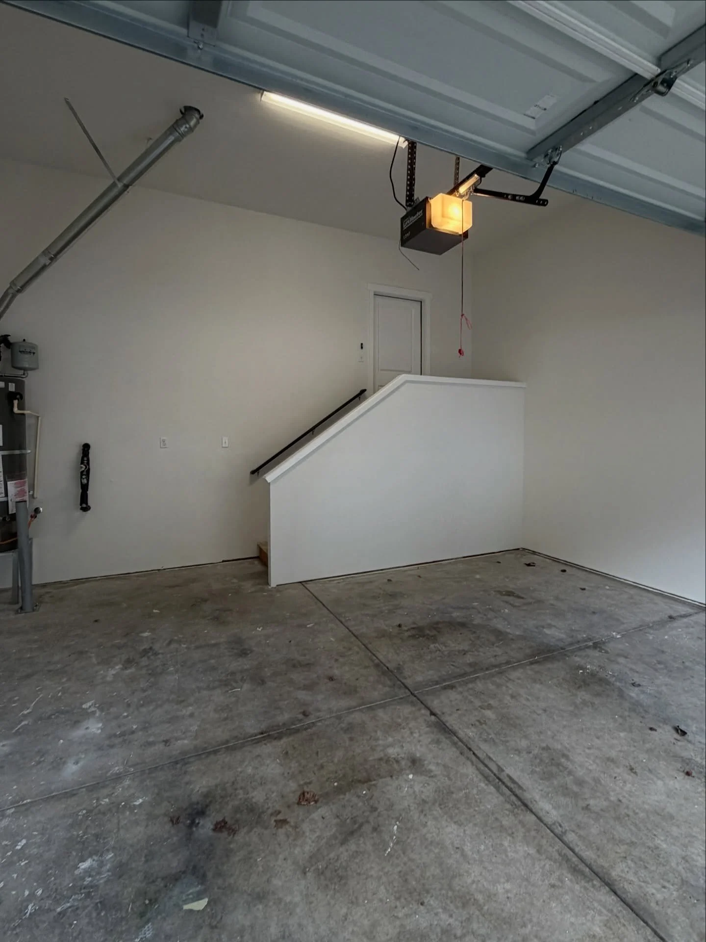 Before ➝ After.

Contact Austin at 253-206-8697 or visit WestsideEpoxyFloors.com/contact for a free quote! 

#gigharbor #ероху #epoxyflooring
#garagetransformation #flakefloor